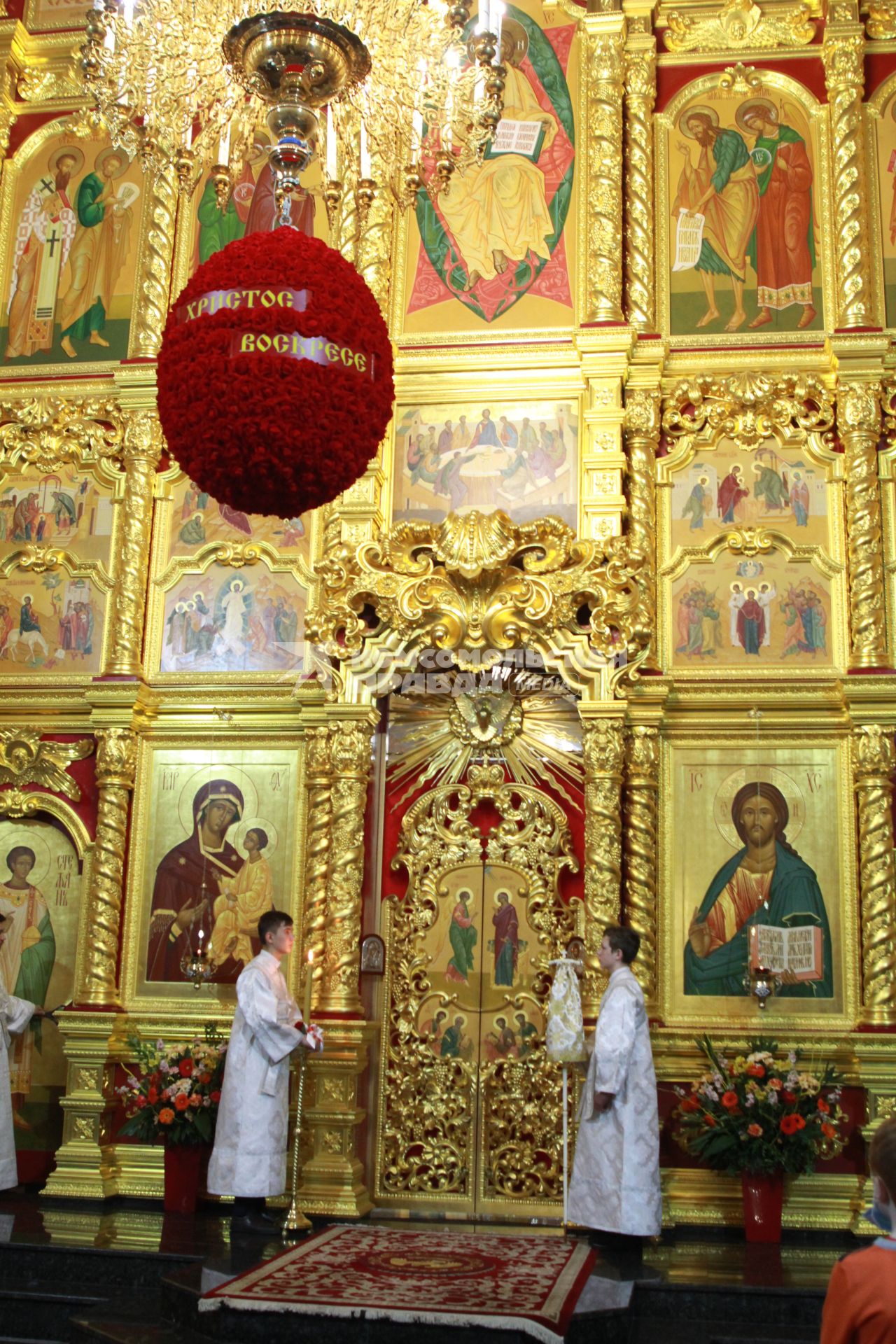 Иркутск.  Священнослужители во время пасхальной службы в храме.