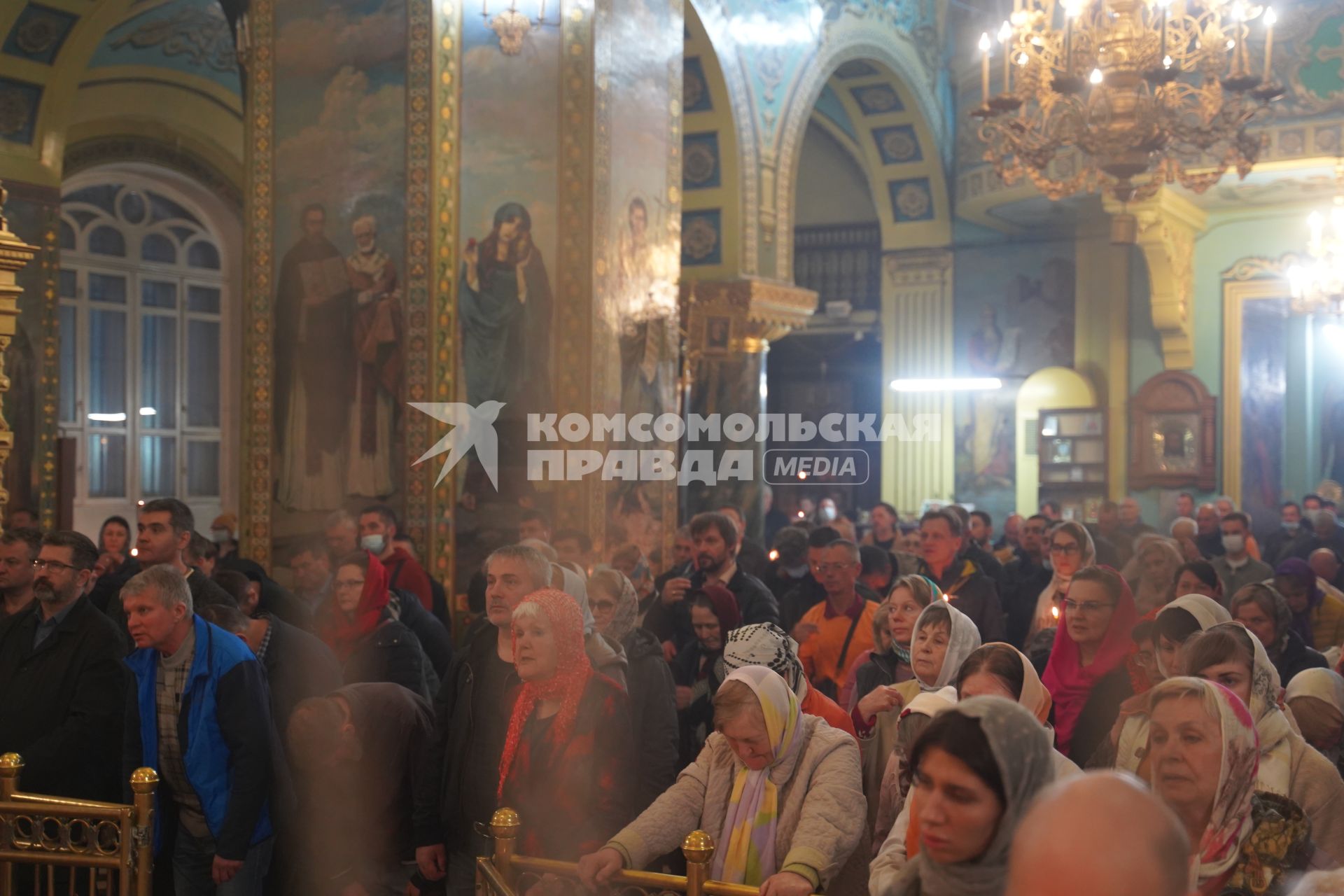 Самара. Прихожане во время пасхальной службы в храме.