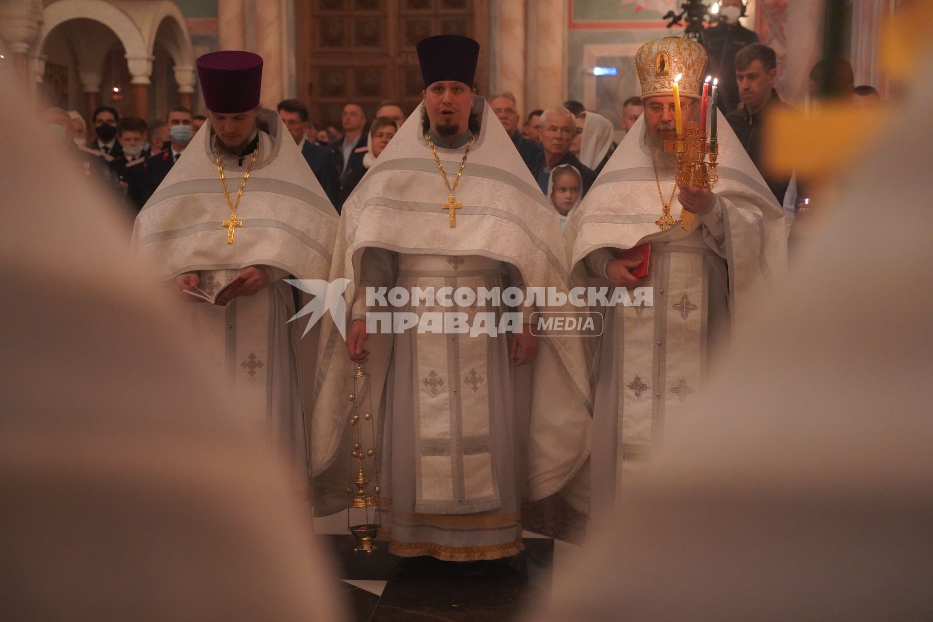 Самара. Священнослужители во время пасхальной службы в храме.