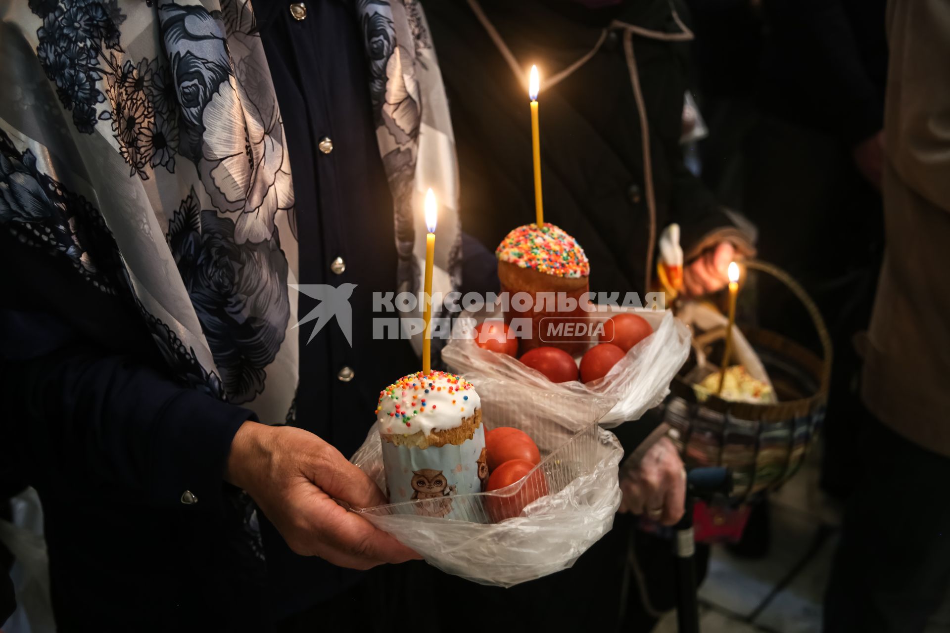 Красноярск. Прихожане во время освящения пасхальных куличей и яиц в Покровском кафедральном соборе.