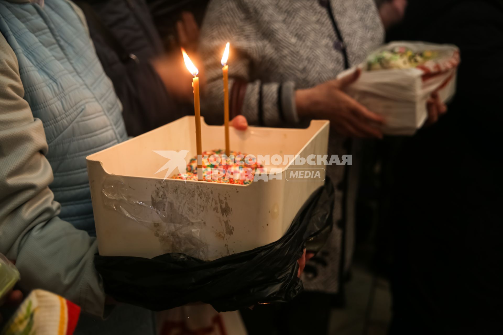 Красноярск. Прихожане во время освящения пасхальных куличей в Покровском кафедральном соборе.