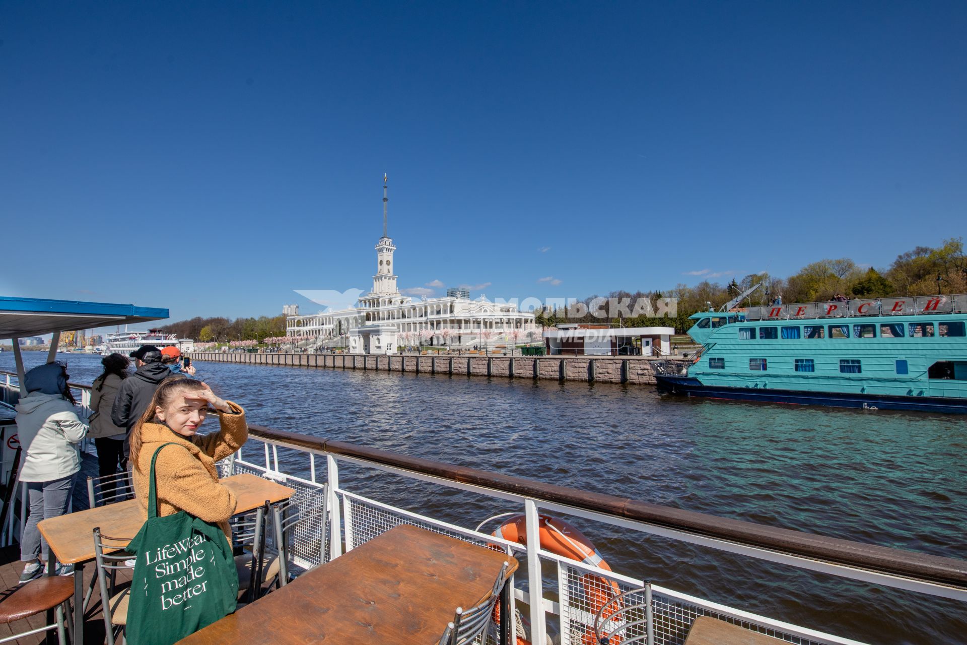 Москва. Пассажиры на теплоходе во время речной прогулки.