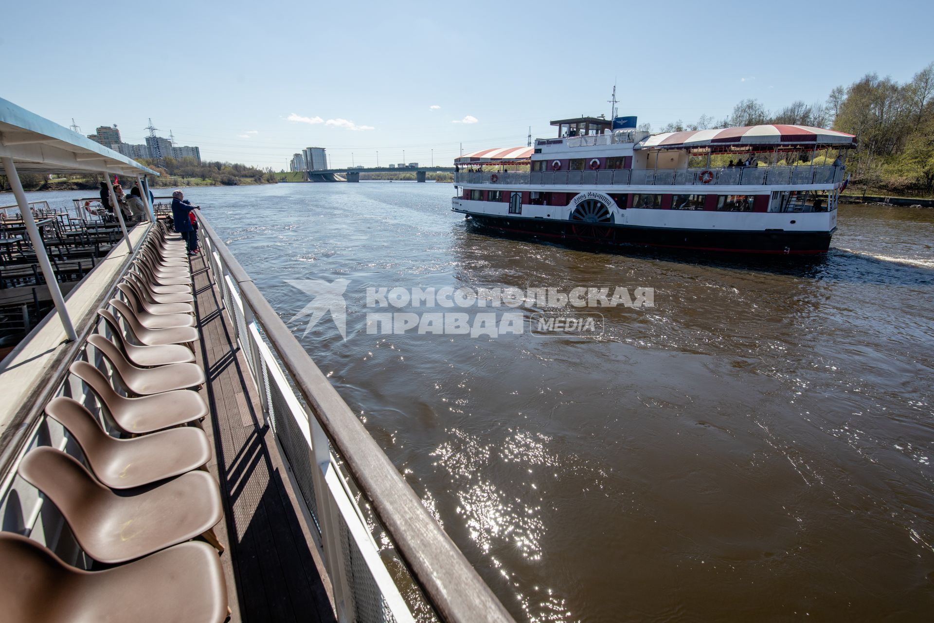 Москва.  Вид напрогулочный теплоход на канале имени Москвы.