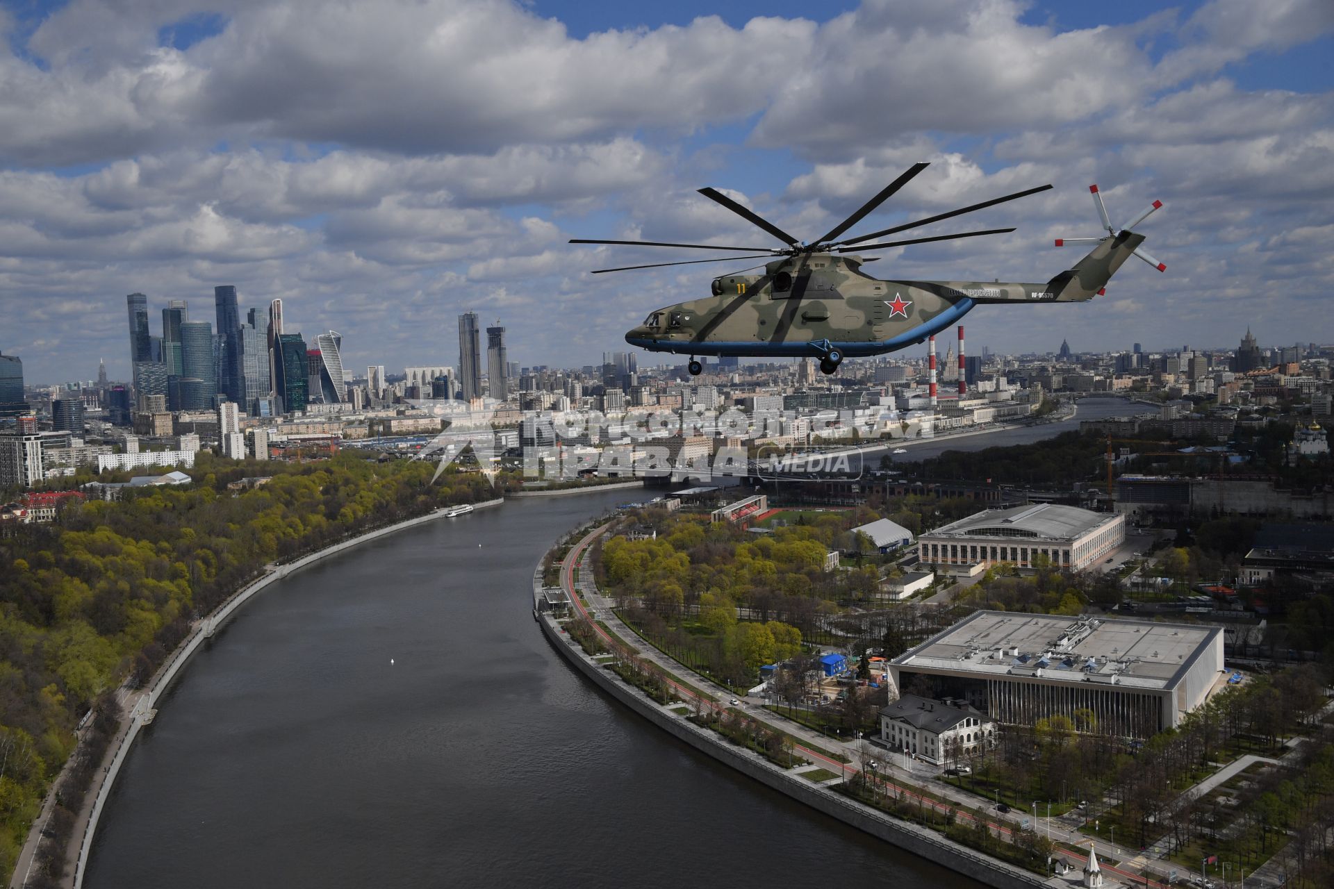 Москва. Тяжелый вертолет Ми-26  во время репетиции воздушной части парада в честь 76-летия Победы в Великой Отечественной войне.