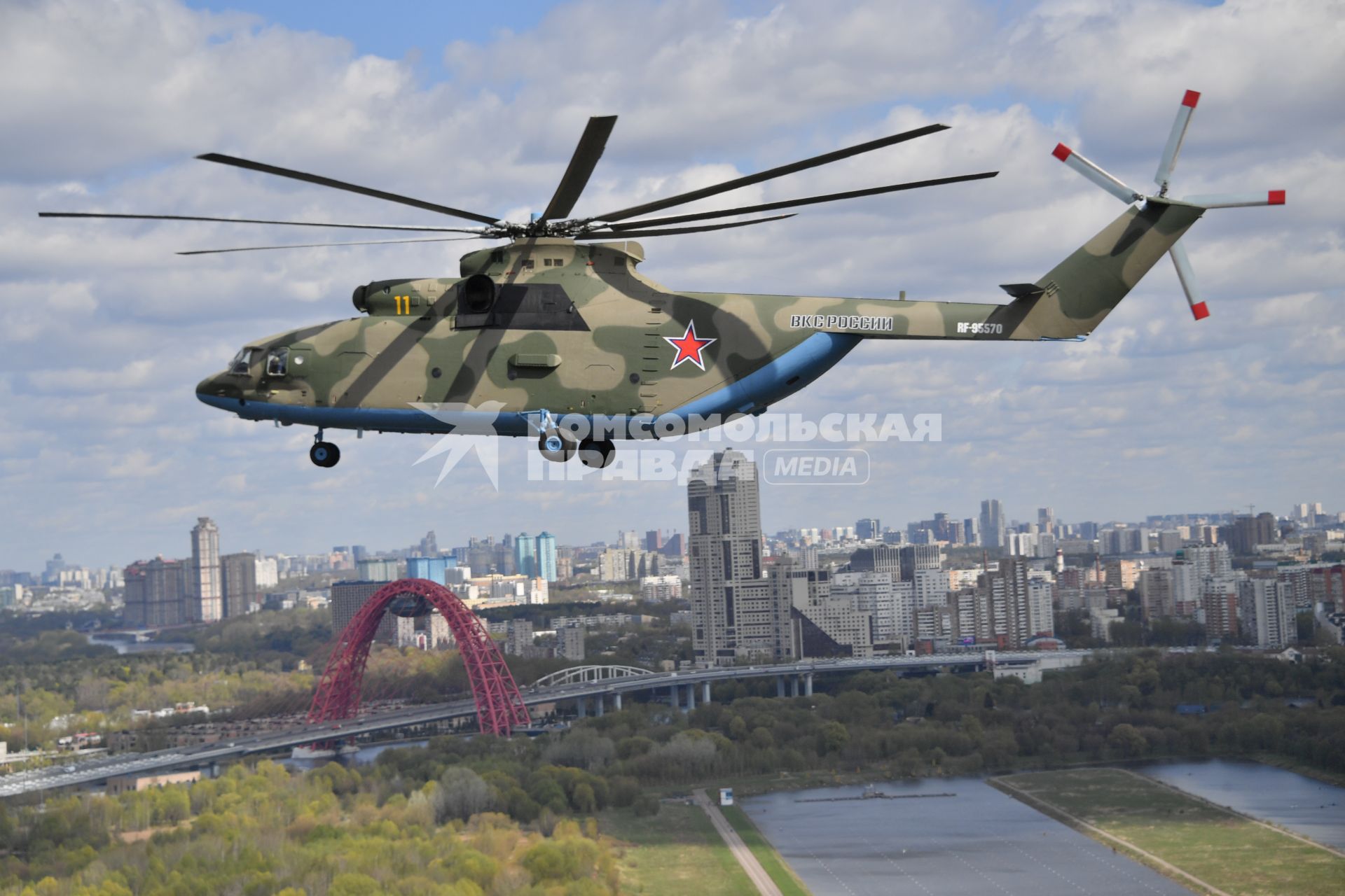 Москва. Тяжелый вертолет Ми-26  во время репетиции воздушной части парада в честь 76-летия Победы в Великой Отечественной войне.