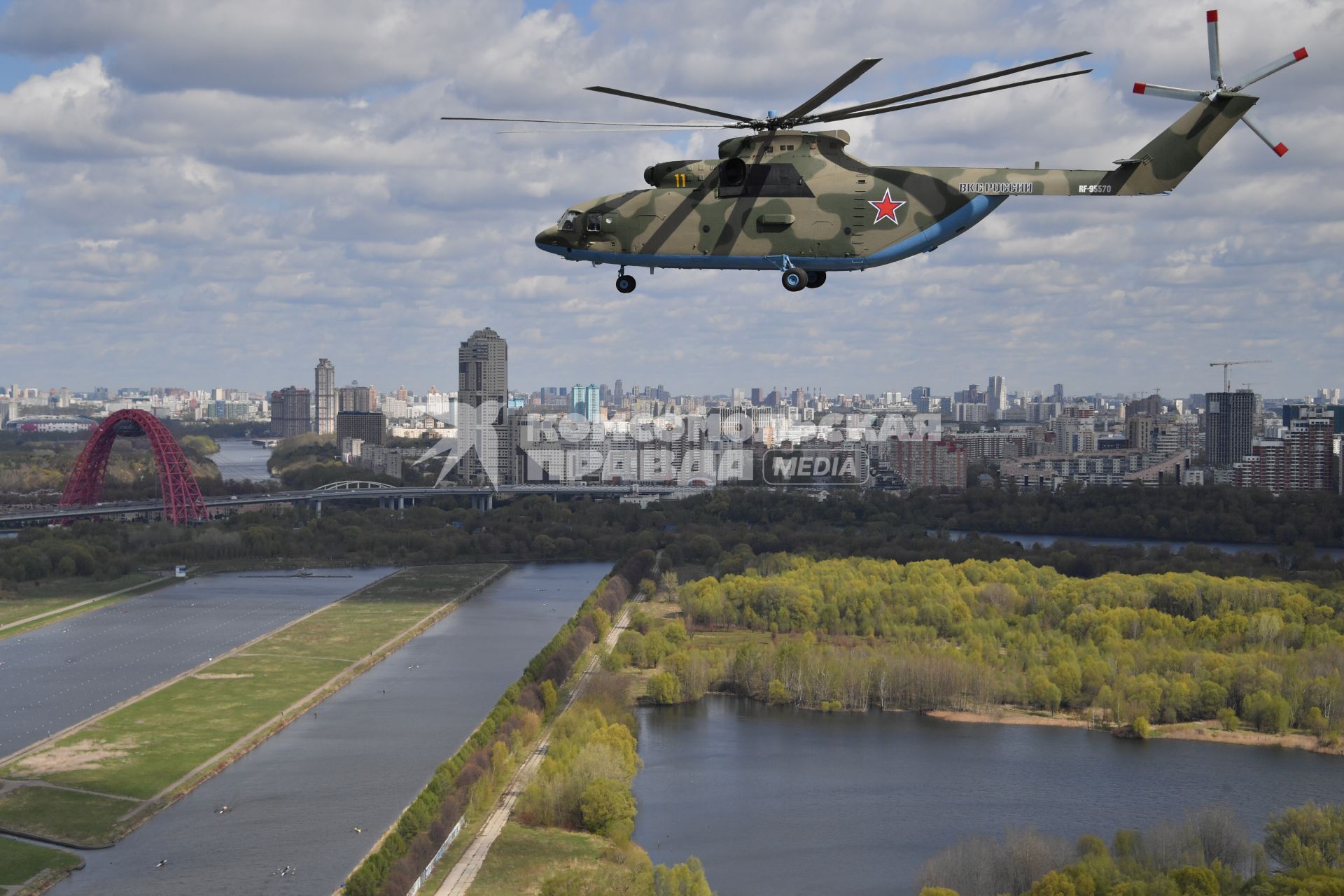 Москва. Тяжелый вертолет Ми-26  во время репетиции воздушной части парада в честь 76-летия Победы в Великой Отечественной войне.