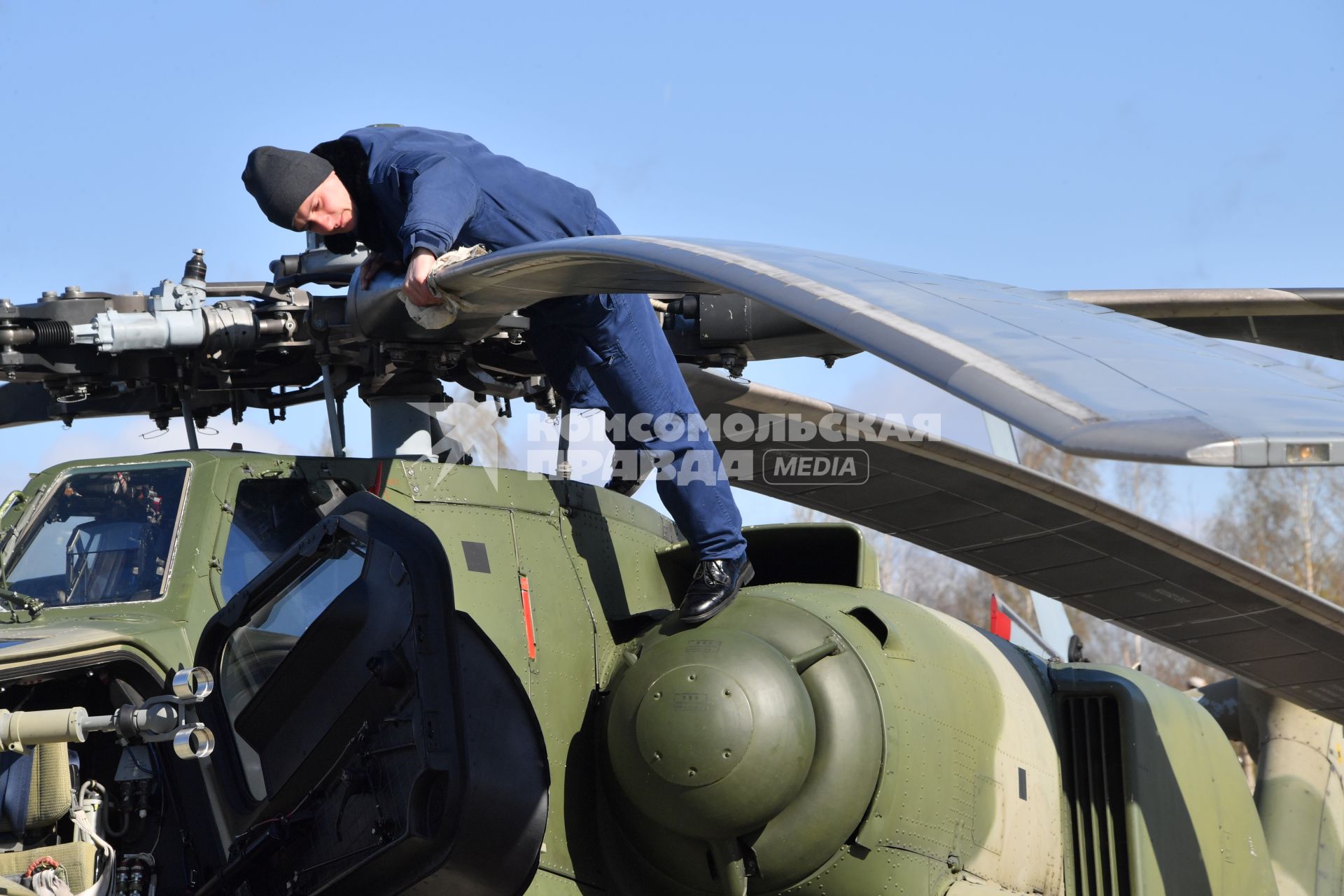 Москва.   Техник протирает винт вертолета перед началом репетиции воздушной части парада в честь 76-летия Победы в Великой Отечественной войне.