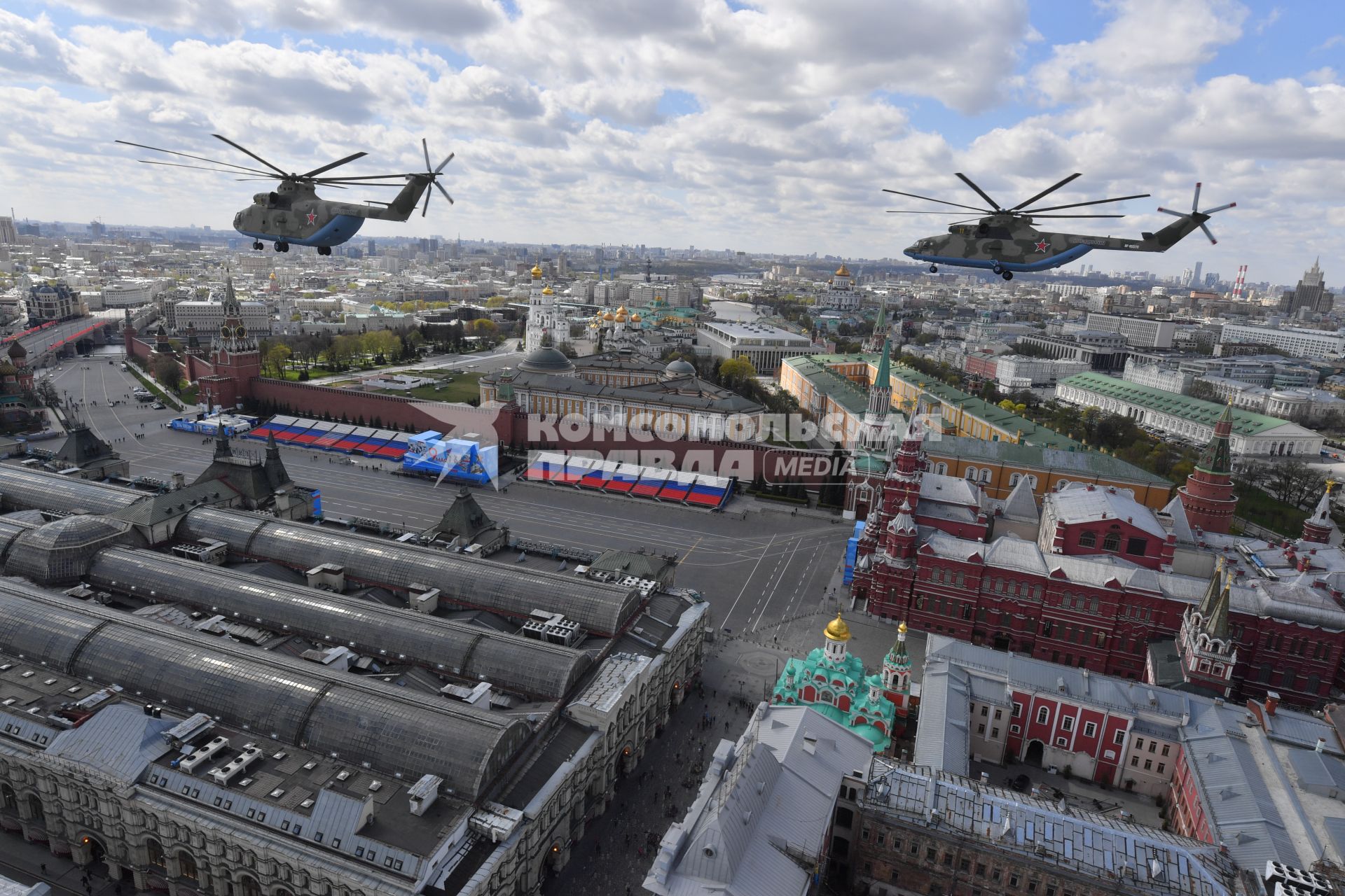 Москва. Тяжелый вертолет Ми-26  во время репетиции воздушной части парада в честь 76-летия Победы в Великой Отечественной войне.