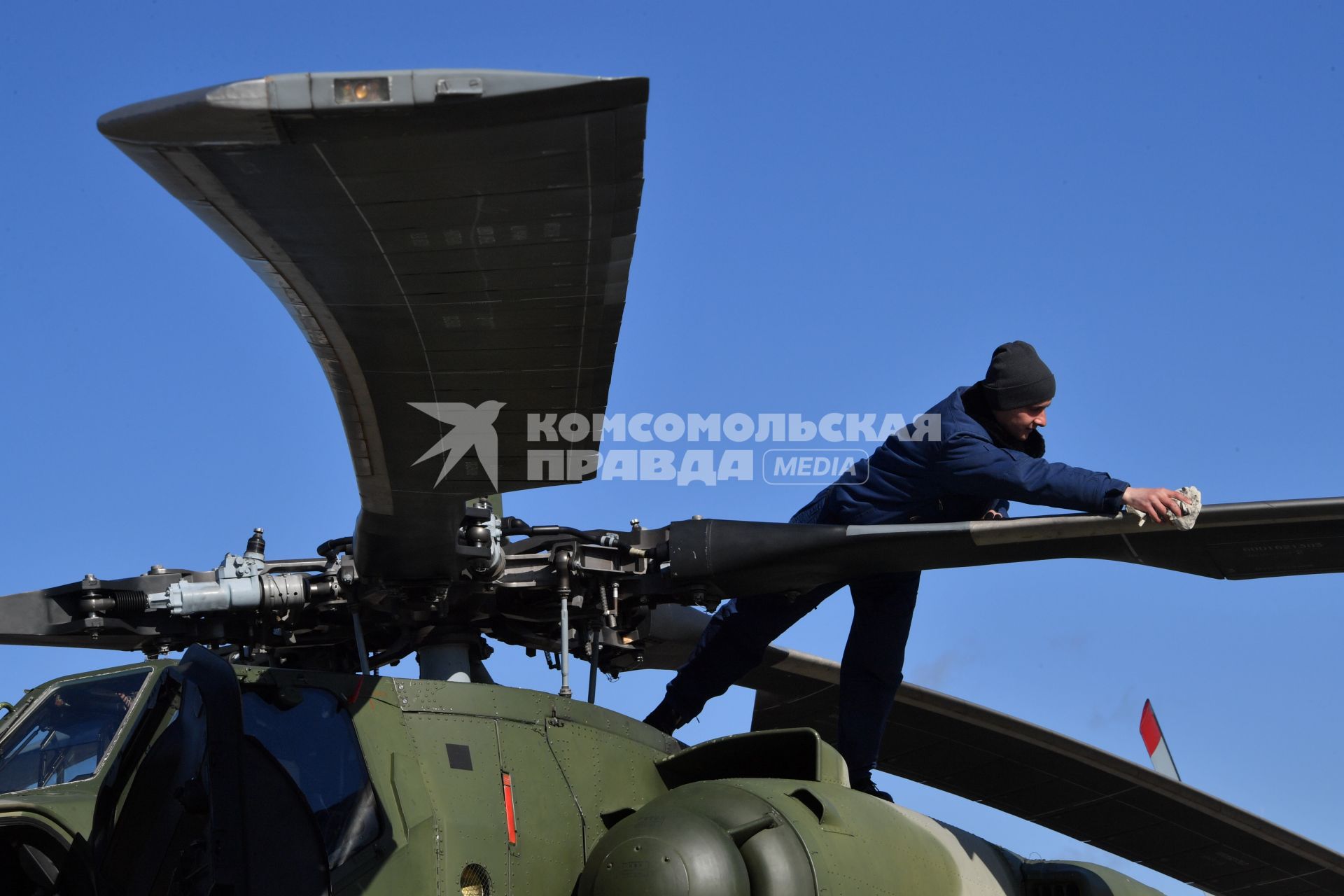 Москва.   Техник протирает винт вертолета перед началом репетиции воздушной части парада в честь 76-летия Победы в Великой Отечественной войне.