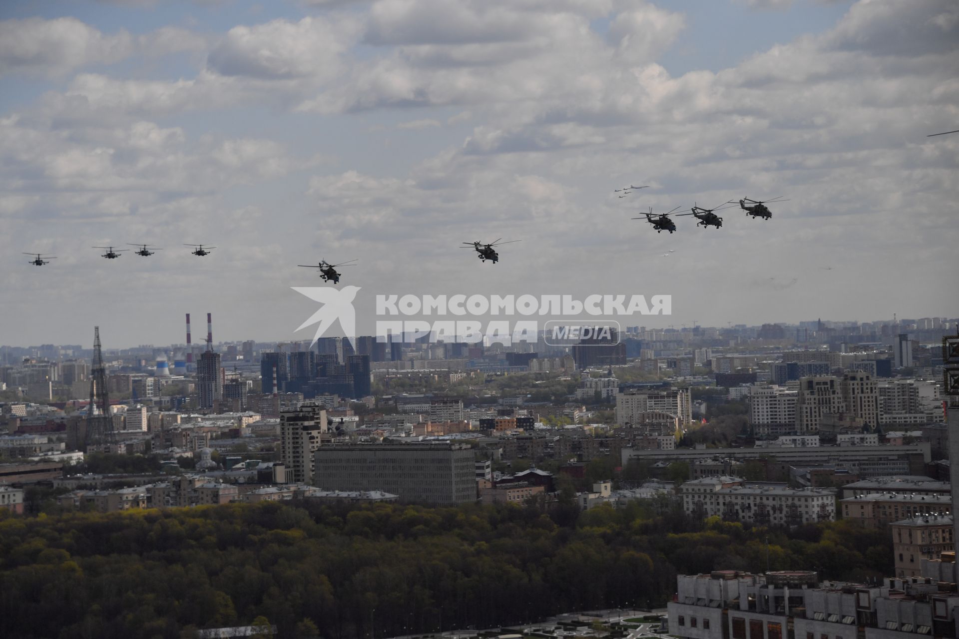 Москва.   Во время репетиции воздушной части парада в честь 76-летия Победы в Великой Отечественной войне.