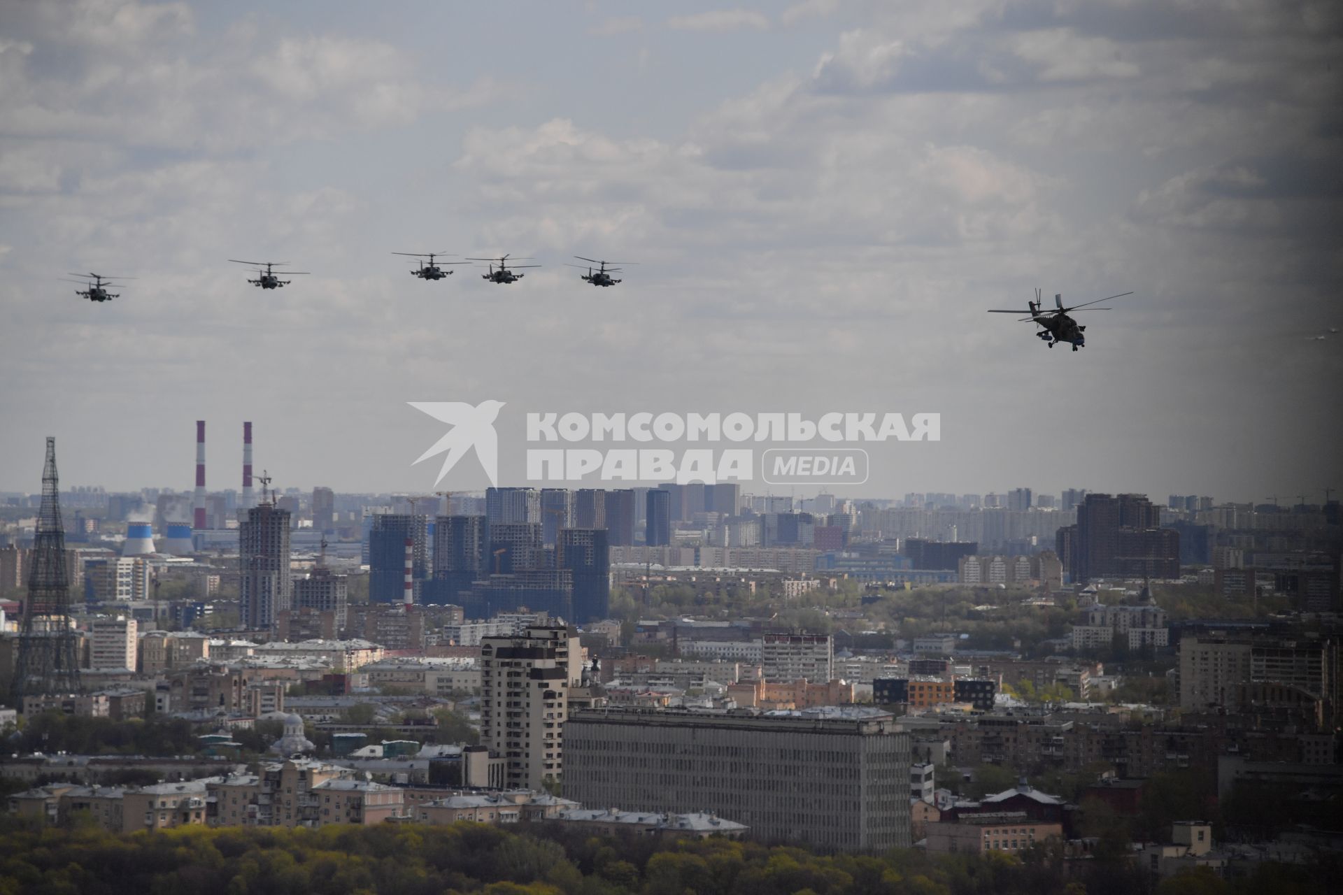 Москва.   Во время репетиции воздушной части парада в честь 76-летия Победы в Великой Отечественной войне.