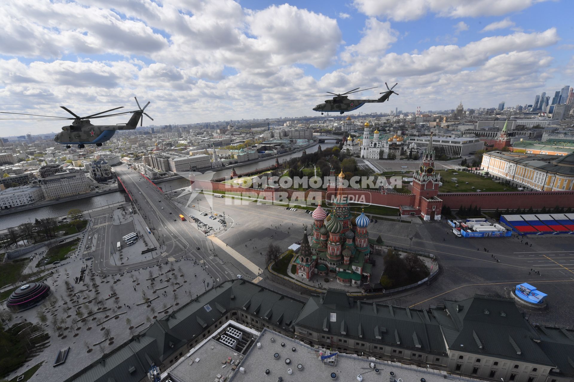 Москва. Тяжелый вертолет Ми-26  во время репетиции воздушной части парада в честь 76-летия Победы в Великой Отечественной войне.