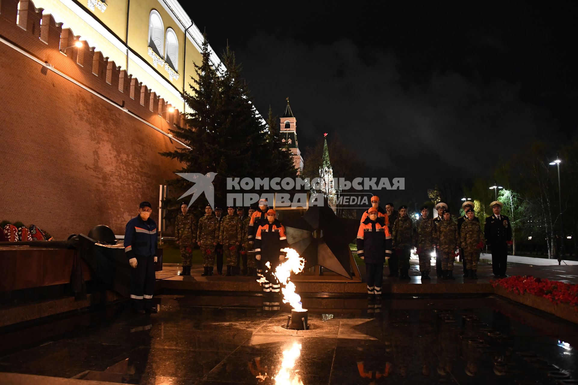 Москва. Сотрудники АО `Мосгаз` провели традиционную профилактику Вечного огня на Могиле Неизвестного солдата в преддверии Дня Победы.