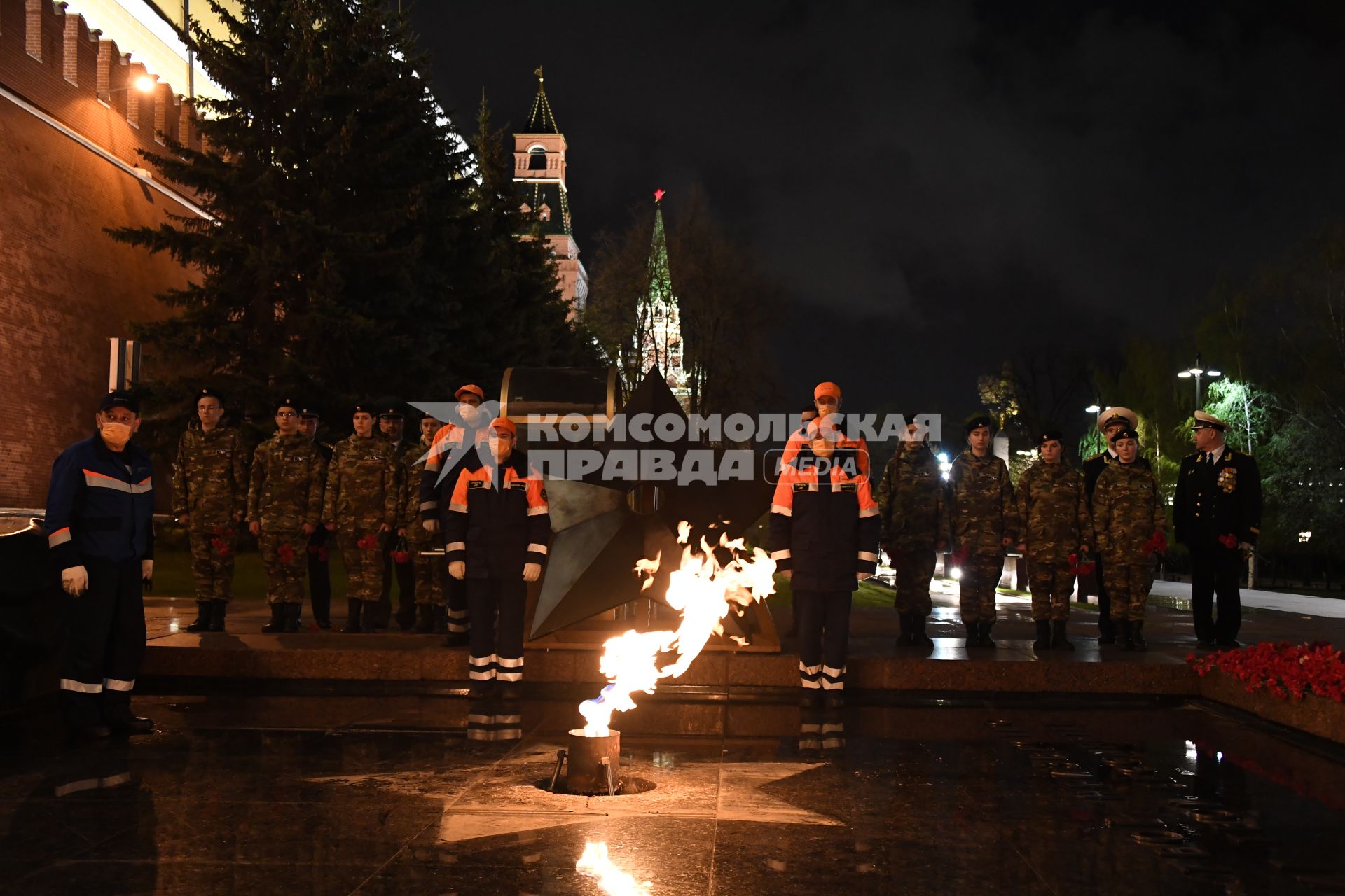 Москва. Сотрудники АО `Мосгаз` провели традиционную профилактику Вечного огня на Могиле Неизвестного солдата в преддверии Дня Победы.