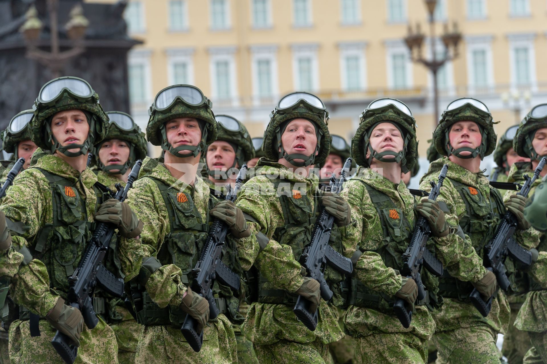 Санкт-Петербург. Военнослужащие во время генеральной репетиции парада на Дворцовой площади, посвященного 76-й годовщине Победы в Великой Отечественной войне.