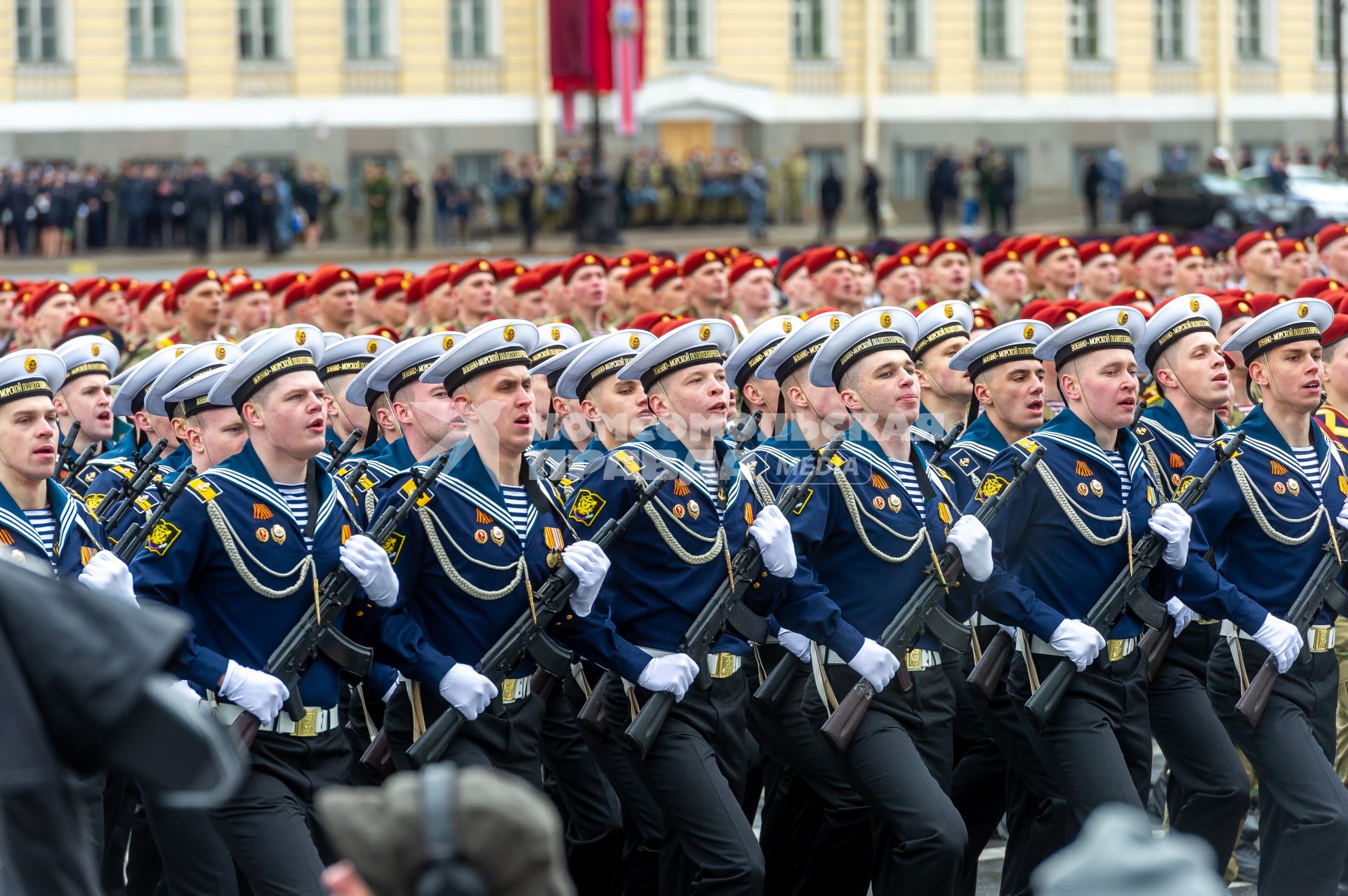 Санкт-Петербург. Выпускники Военно-морского политехнического института во время генеральной репетиции парада на Дворцовой площади, посвященного 76-й годовщине Победы в Великой Отечественной войне.