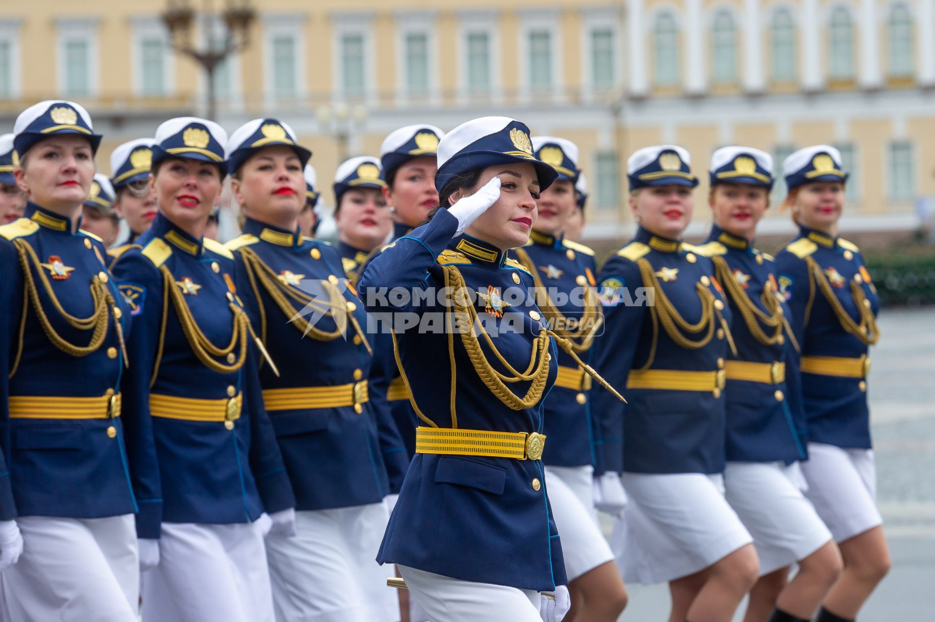 Санкт-Петербург. Курсантки Военно-космической академии имени А. Ф. Можайского во время генеральной репетиции парада на Дворцовой площади, посвященного 76-й годовщине Победы в Великой Отечественной войне.