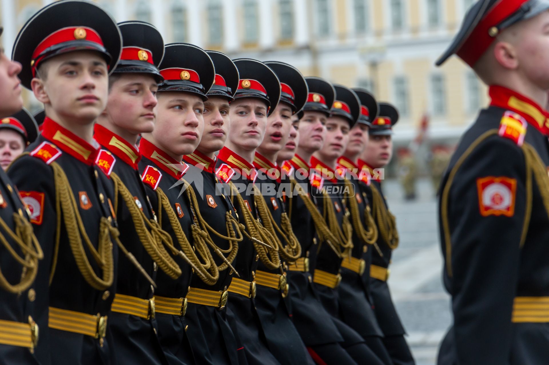 Санкт-Петербург. Выпускники Кадетского военного корпуса во время генеральной репетиции парада на Дворцовой площади, посвященного 76-й годовщине Победы в Великой Отечественной войне.