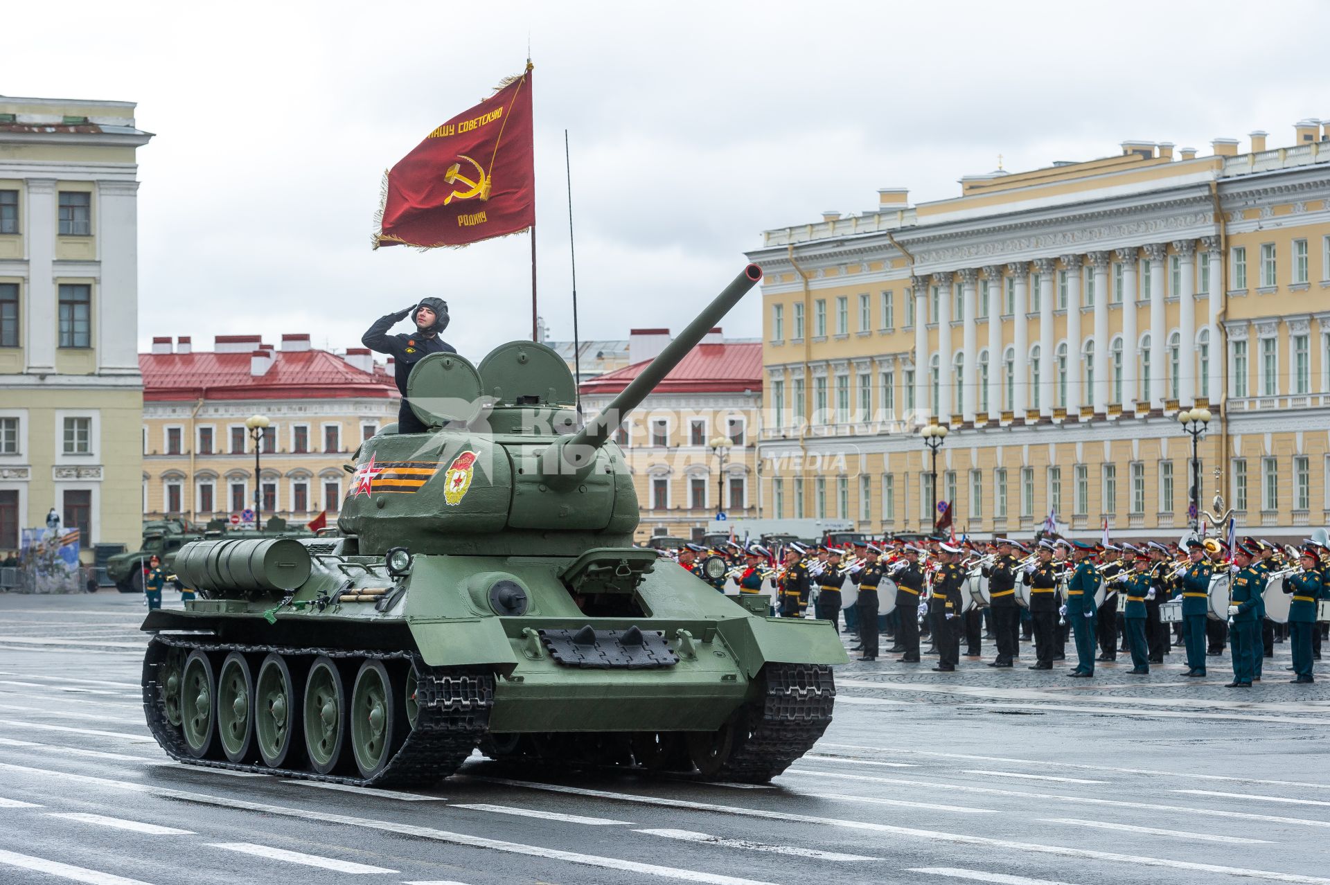 Санкт-Петербург. Танк Т-34 на генеральной репетиции парада на Дворцовой площади, посвященного 76-й годовщине Победы в Великой Отечественной войне.