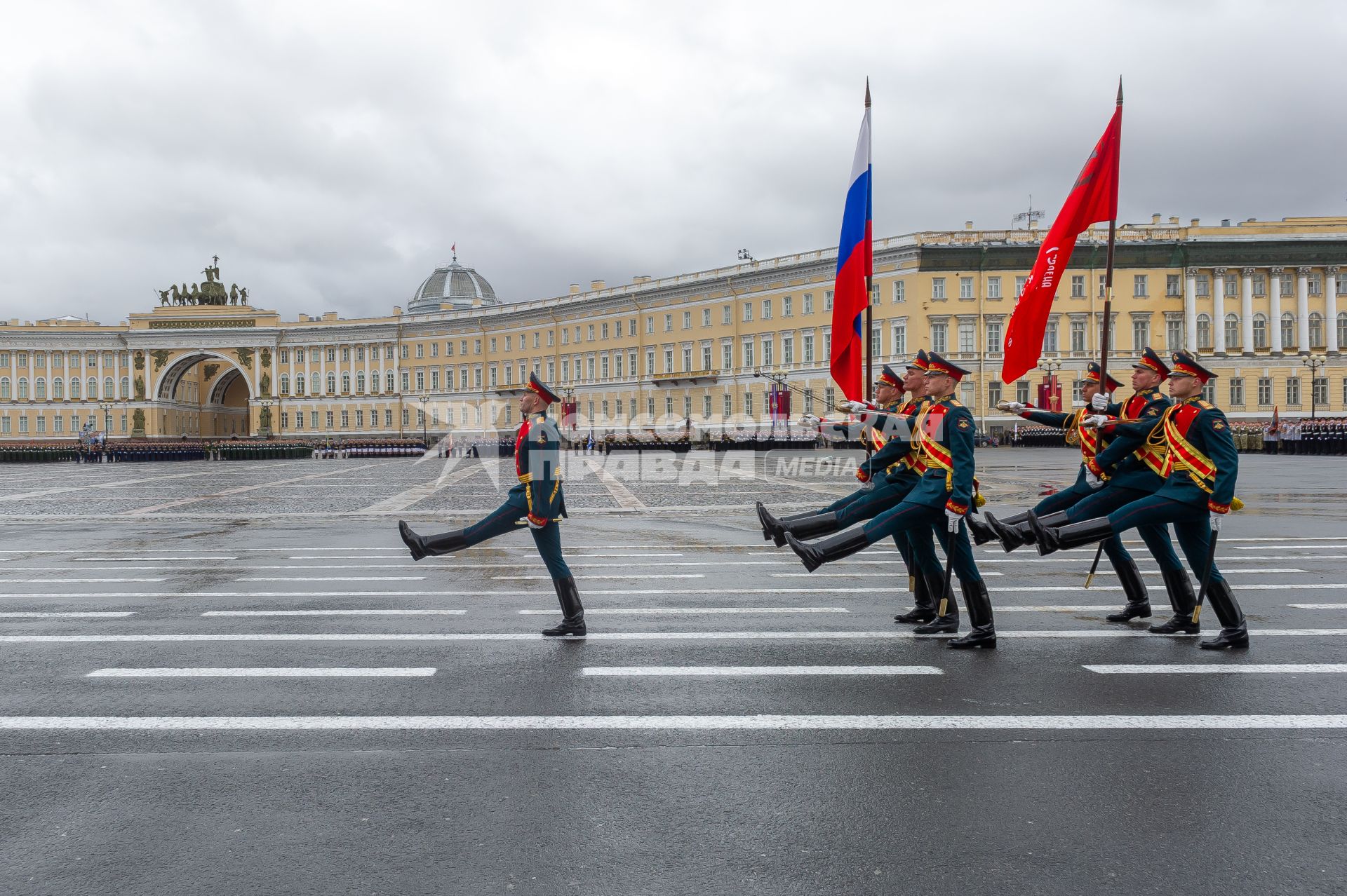 Санкт-Петербург. Знаменная группа во время генеральной репетиции парада на Дворцовой площади, посвященного 76-й годовщине Победы в Великой Отечественной войне.