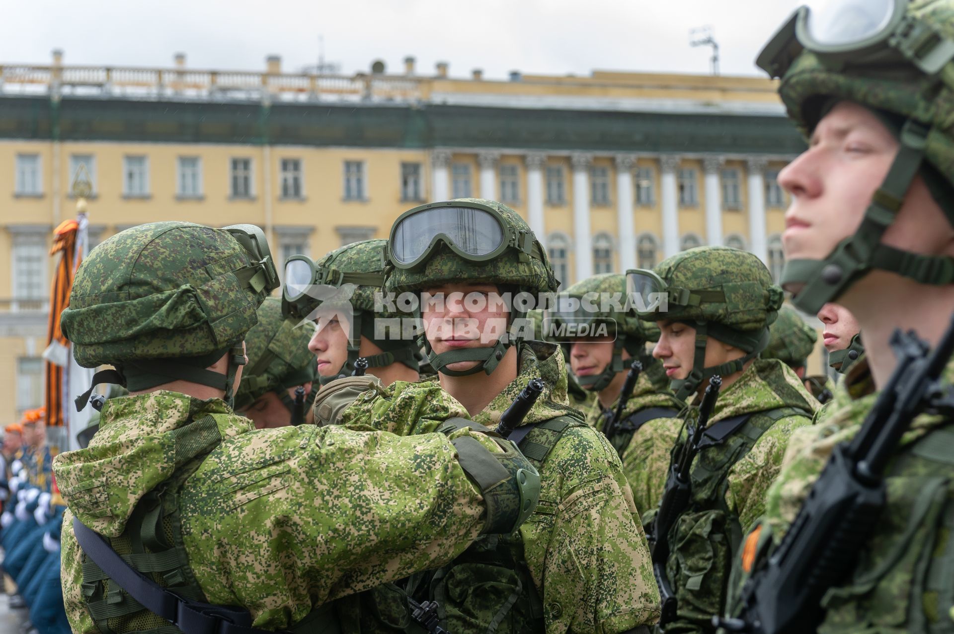 Санкт-Петербург. Военнослужащие во время генеральной репетиции парада на Дворцовой площади, посвященного 76-й годовщине Победы в Великой Отечественной войне.