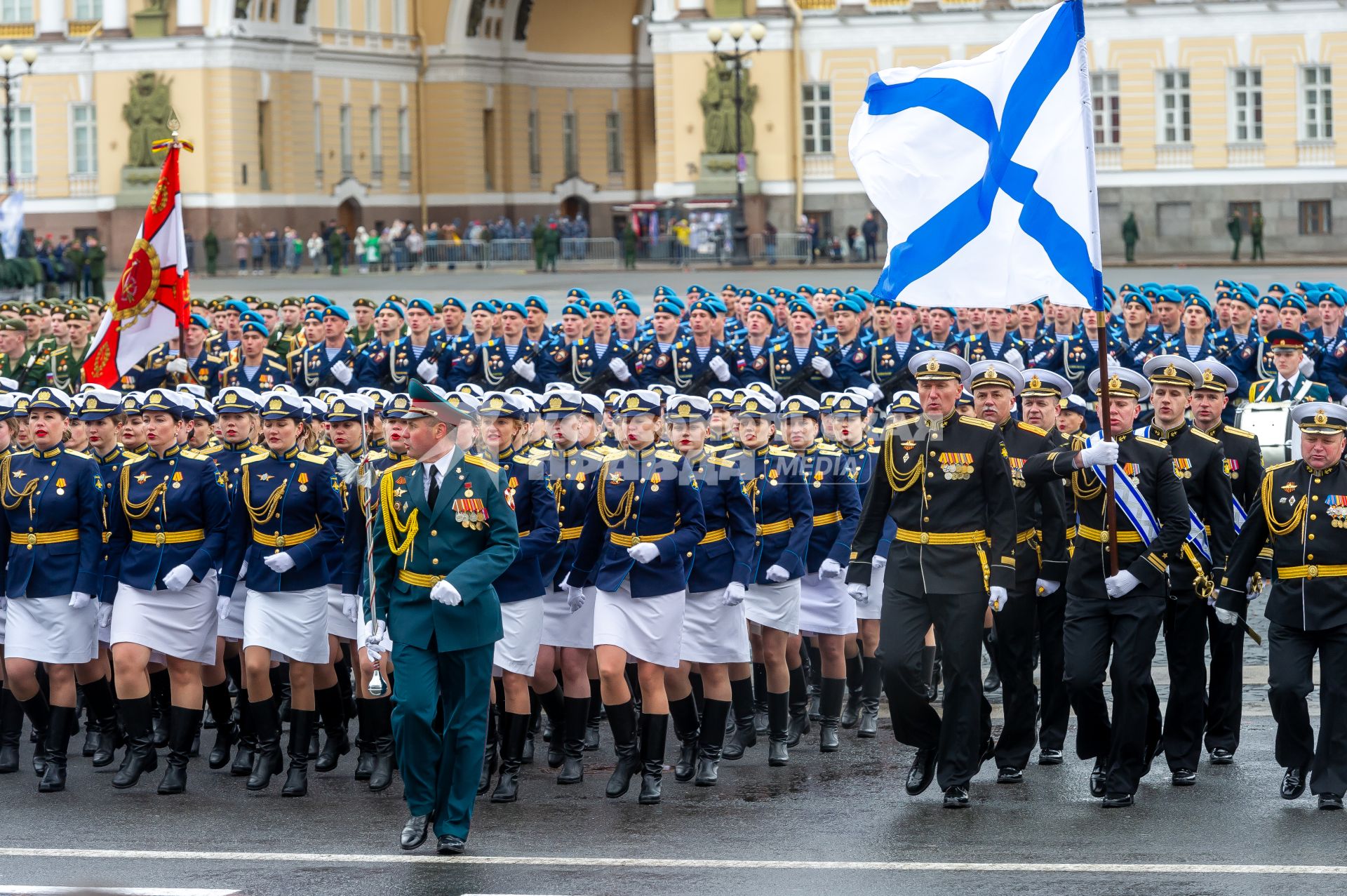 Санкт-Петербург. Военнослужащие во время генеральной репетиции парада на Дворцовой площади, посвященного 76-й годовщине Победы в Великой Отечественной войне.