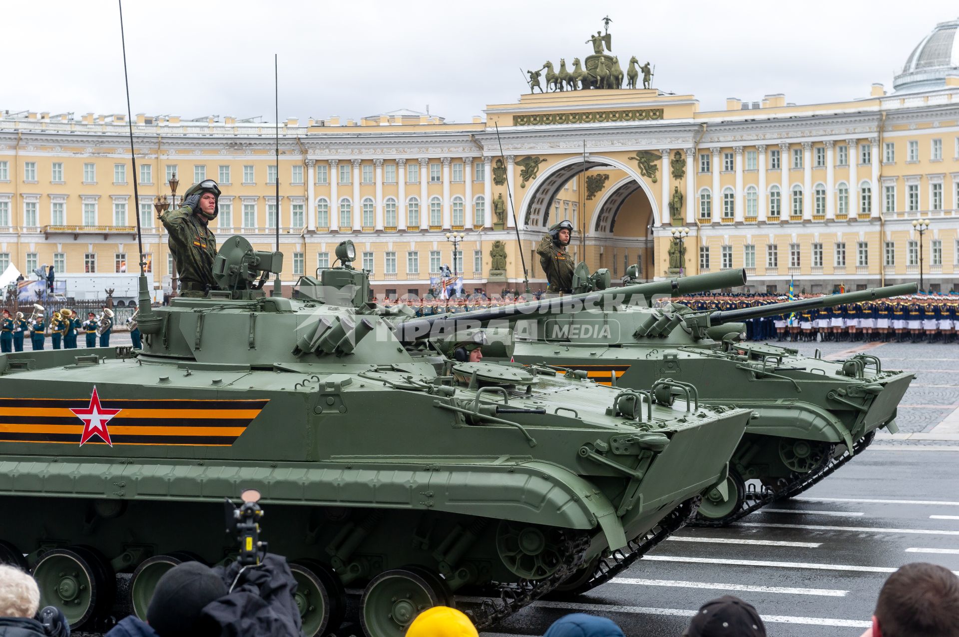 Санкт-Петербург. БМП-3 на генеральной репетиции парада на Дворцовой площади, посвященного 76-й годовщине Победы в Великой Отечественной войне.