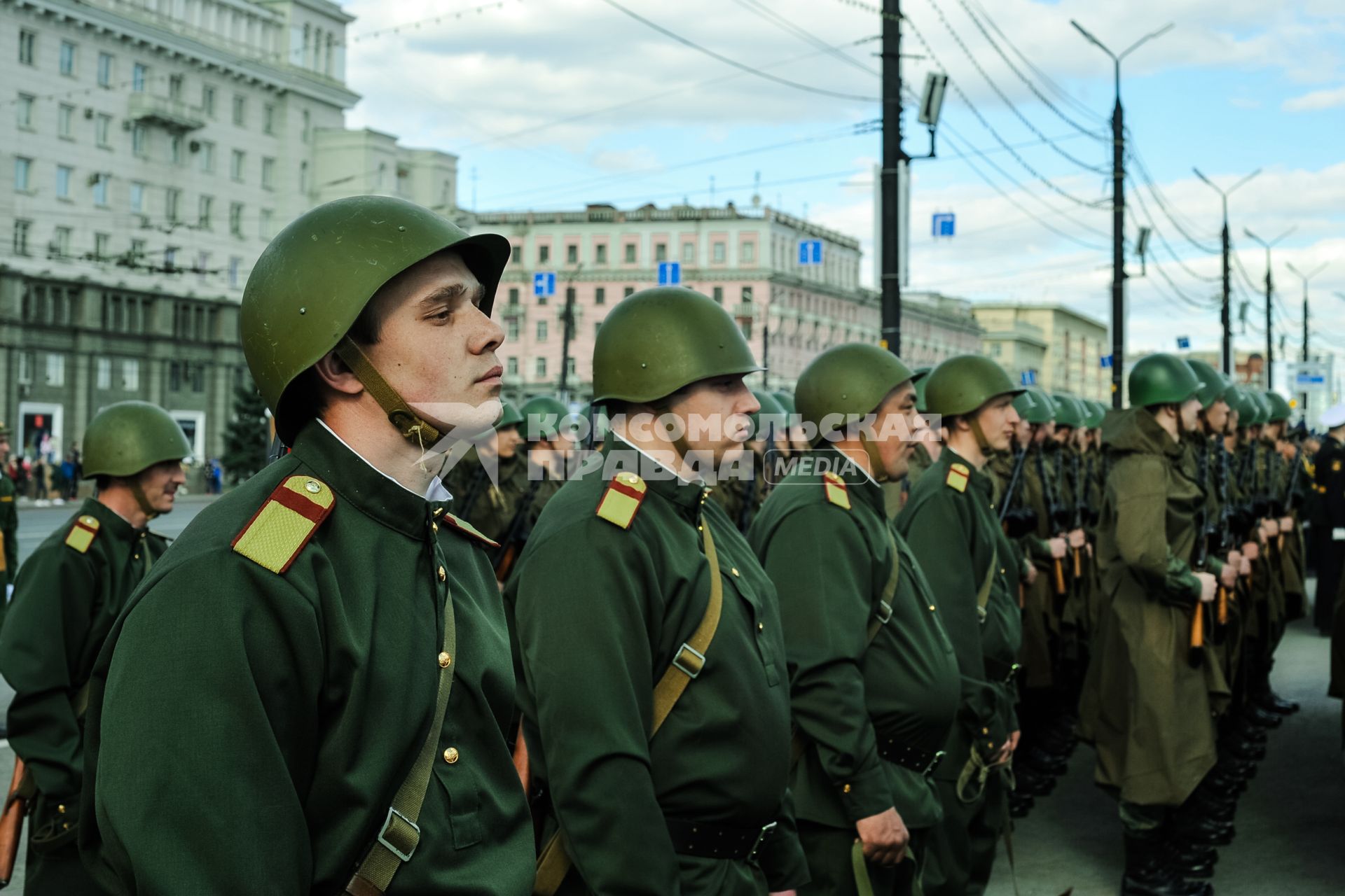 Челябинск. Военнослужащие в форме времен Великой Отечественной войны во время генеральной репетиции парада, посвященного 76-й годовщине Победы в Великой Отечественной войне.