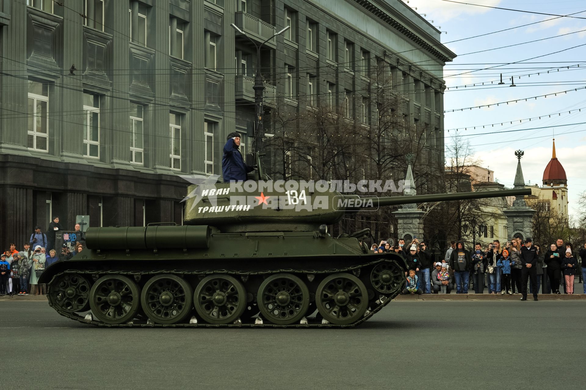 Челябинск. Советский танк Т-34 во время генеральной репетиции парада, посвященного 76-й годовщине Победы в Великой Отечественной войне.