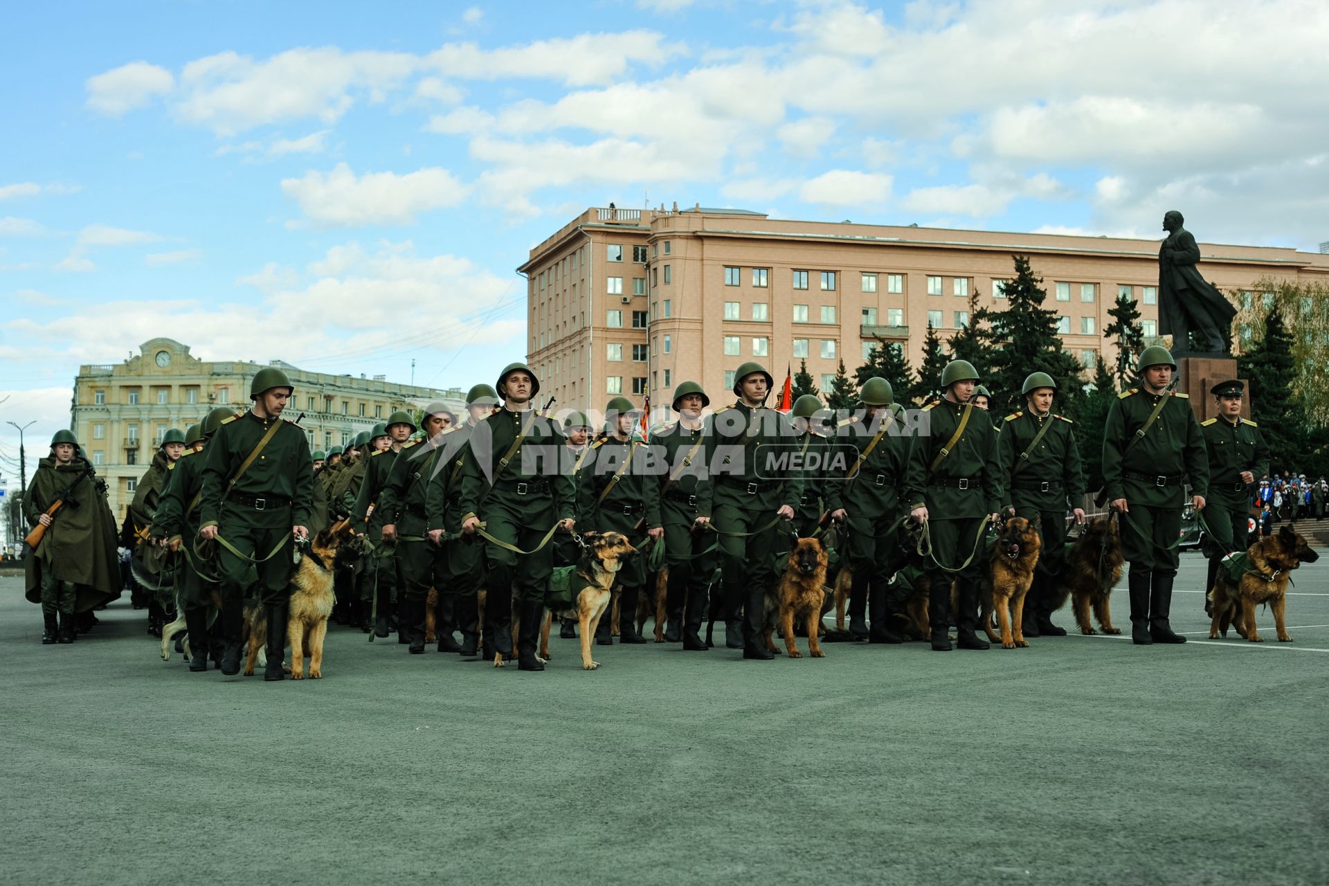 Челябинск. Военнослужащие в форме времен Великой Отечественной войны во время генеральной репетиции парада, посвященного 76-й годовщине Победы в Великой Отечественной войне.