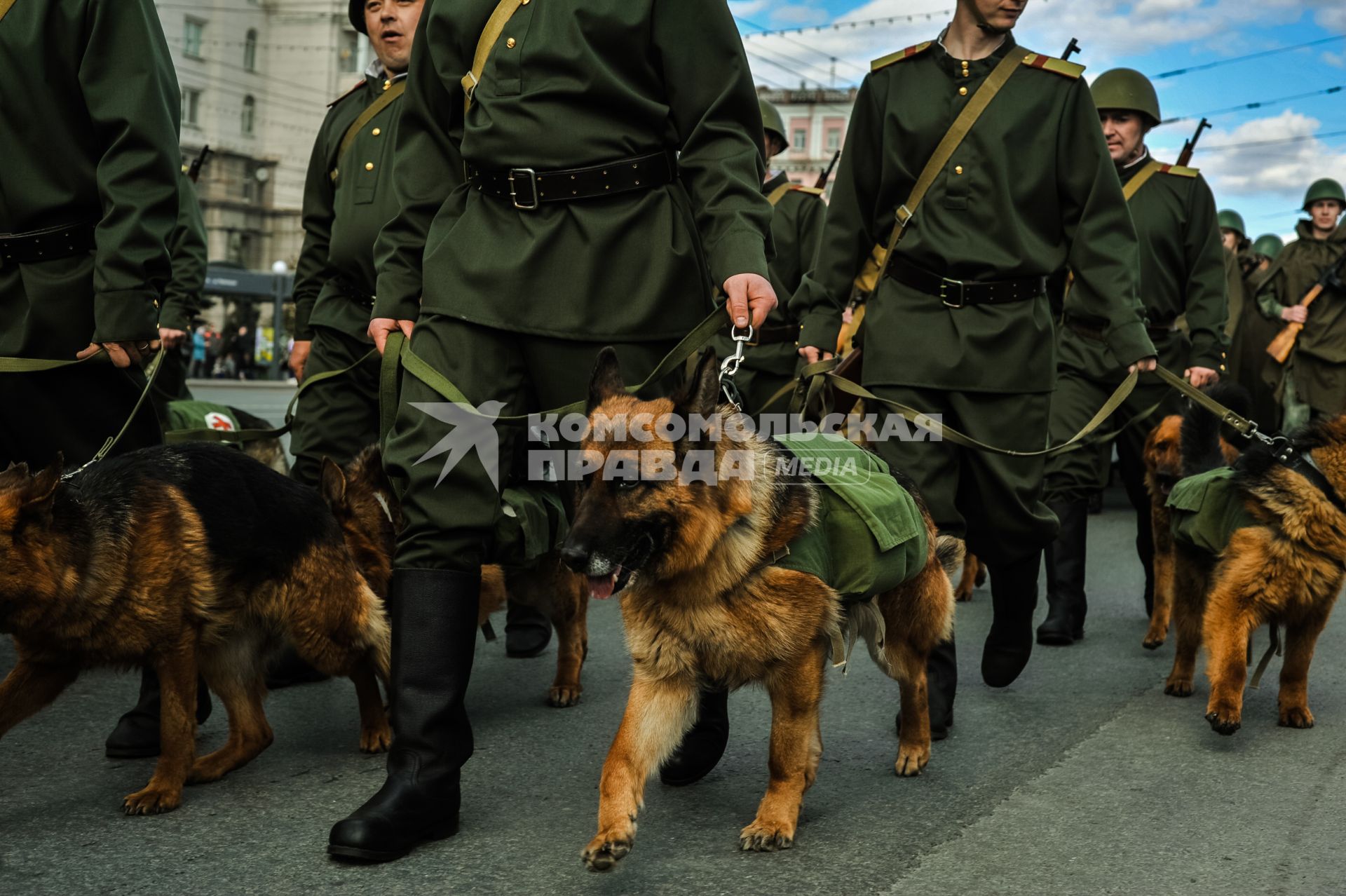 Челябинск. Военнослужащие в форме времен Великой Отечественной войны во время генеральной репетиции парада, посвященного 76-й годовщине Победы в Великой Отечественной войне.