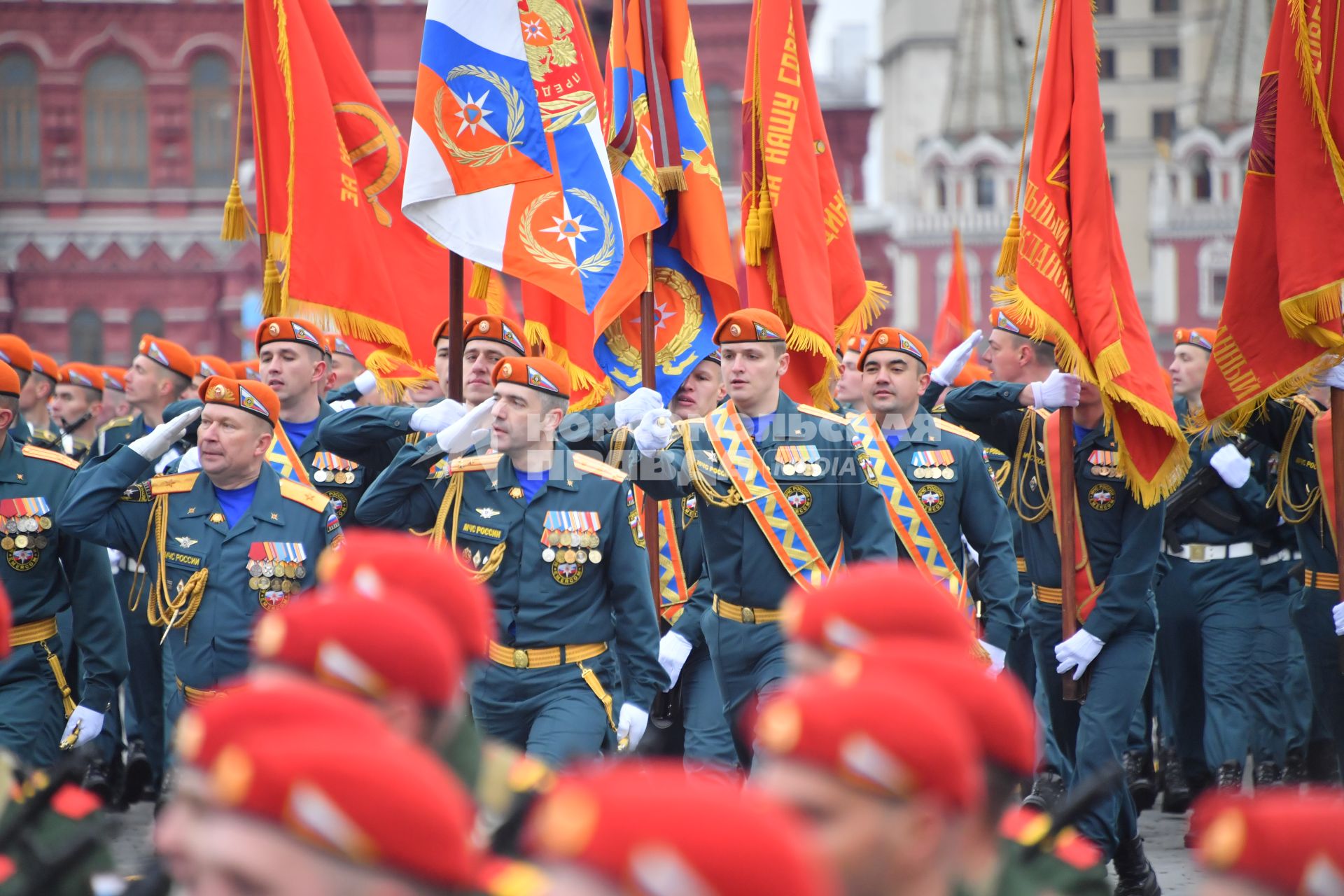 Москва. Военнослужащие МЧС во время военного парада, посвященного 76-й годовщине Победы в Великой Отечественной войне.