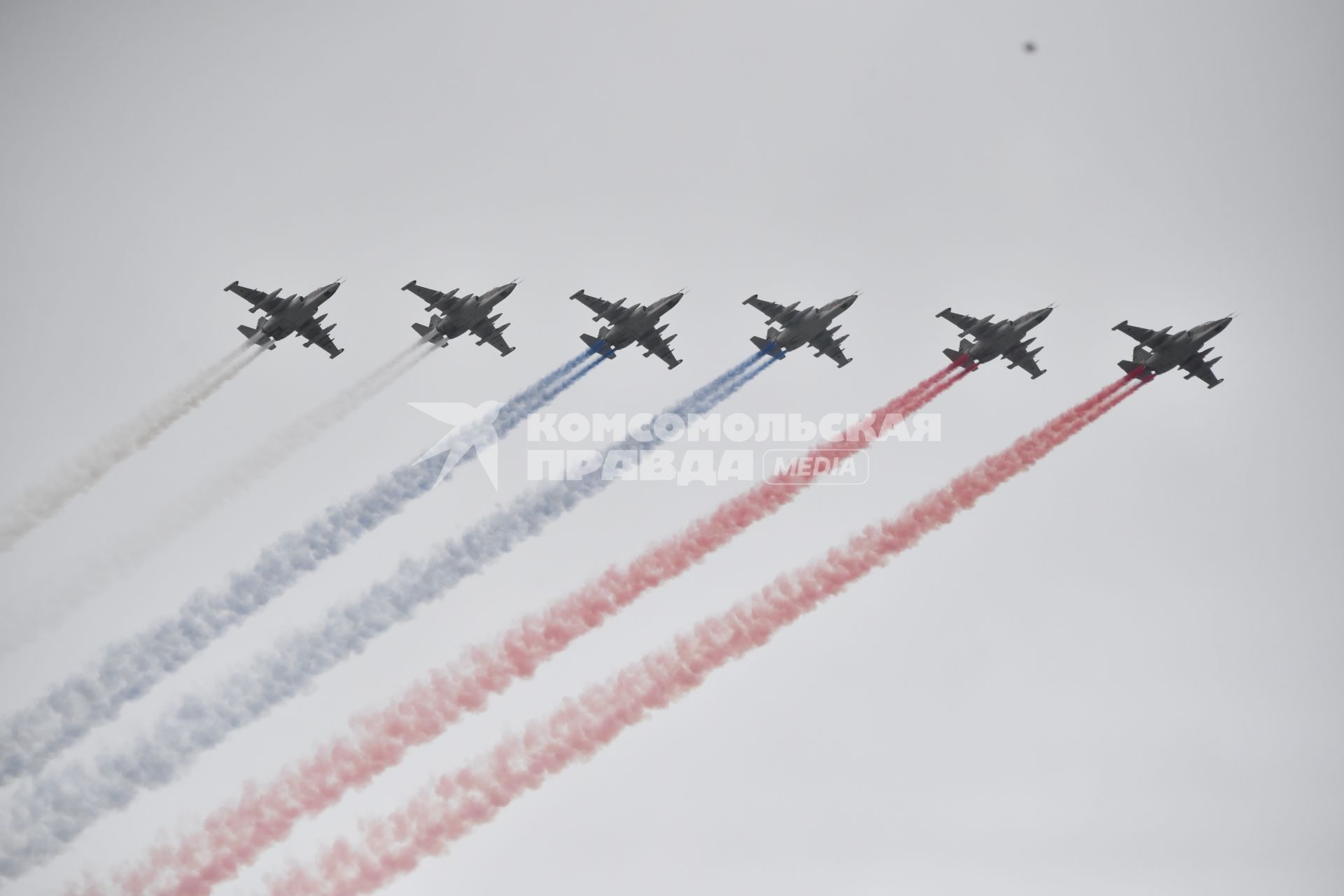 Москва. Самолеты-буксировщики мишеней Су-25БМ во время воздушной части парада, посвященного 76-й годовщине Победы в Великой Отечественной войне.