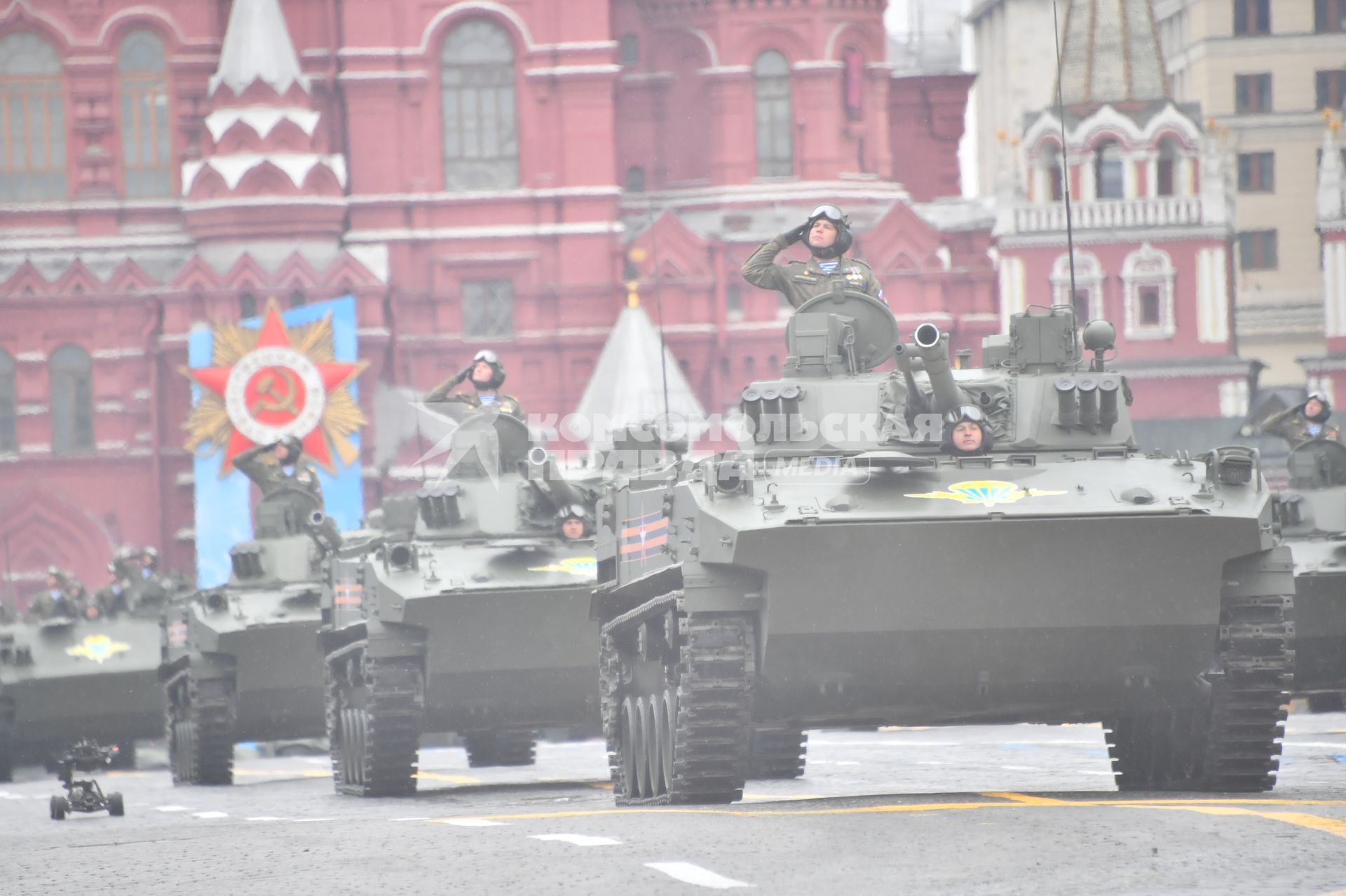 Москва. Боевые машины десанта БМД-4М во время военного парада, посвященного 76-й годовщине Победы в Великой Отечественной войне.