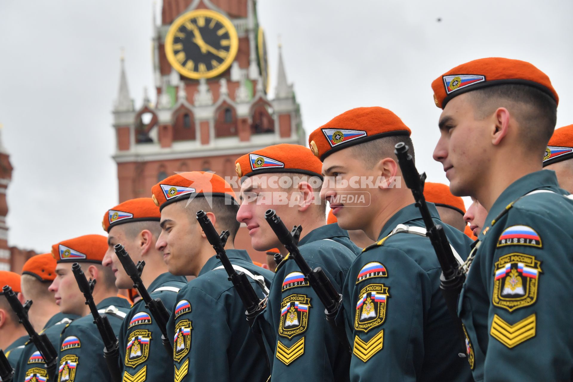 Москва. Военнослужащие МЧС во время военного парада, посвященного 76-й годовщине Победы в Великой Отечественной войне.