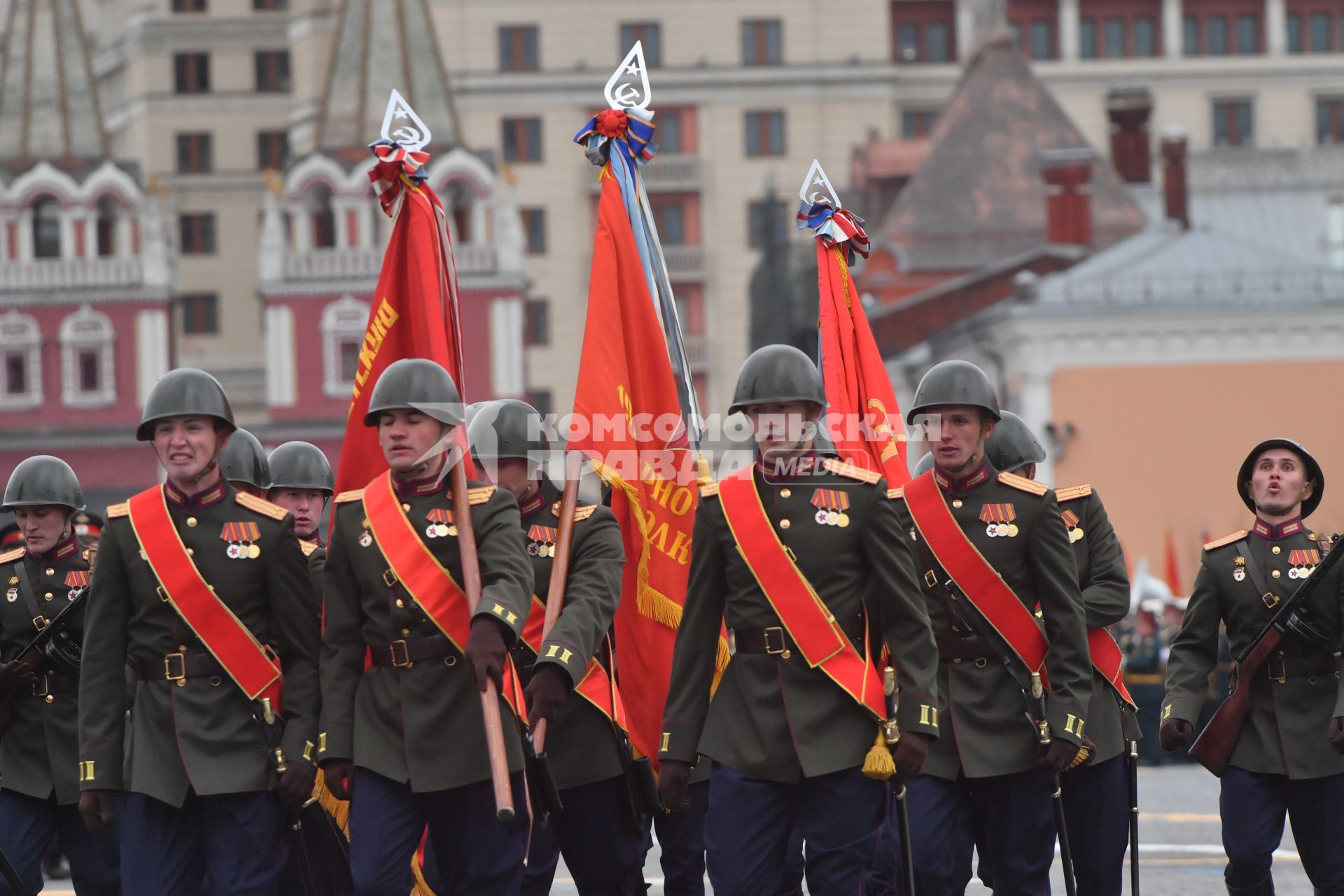 Москва. Военнослужащие в форме времен Великой Отечественной войны во время военного парада, посвященного 76-й годовщине Победы в Великой Отечественной войне.