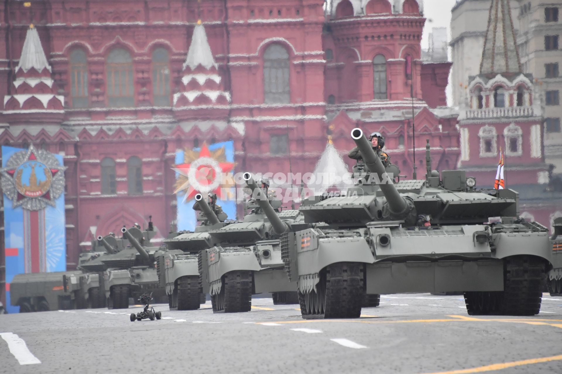 Москва. Танки Т-90М `Прорыв` во время военного парада, посвященного 76-й годовщине Победы в Великой Отечественной войне.