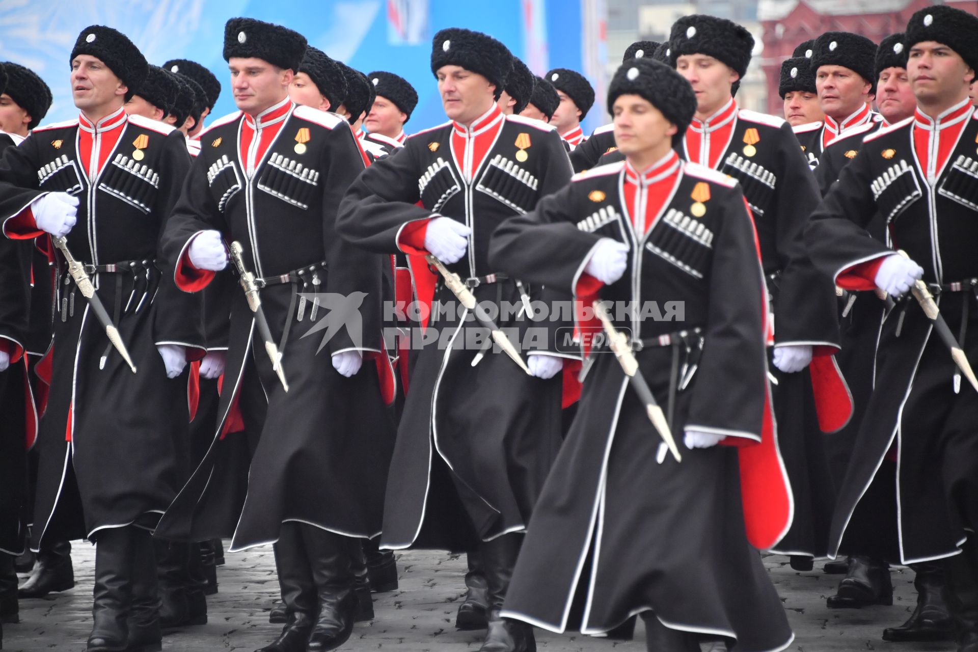 Москва. Парадный расчет Всероссийского кубанского общества во время военного парада, посвященного 76-й годовщине Победы в Великой Отечественной войне.