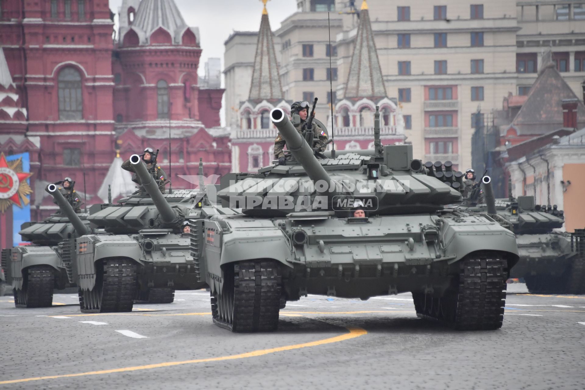 Москва. Танк Т-72Б3 во время военного парада, посвященного 76-й годовщине Победы в Великой Отечественной войне.