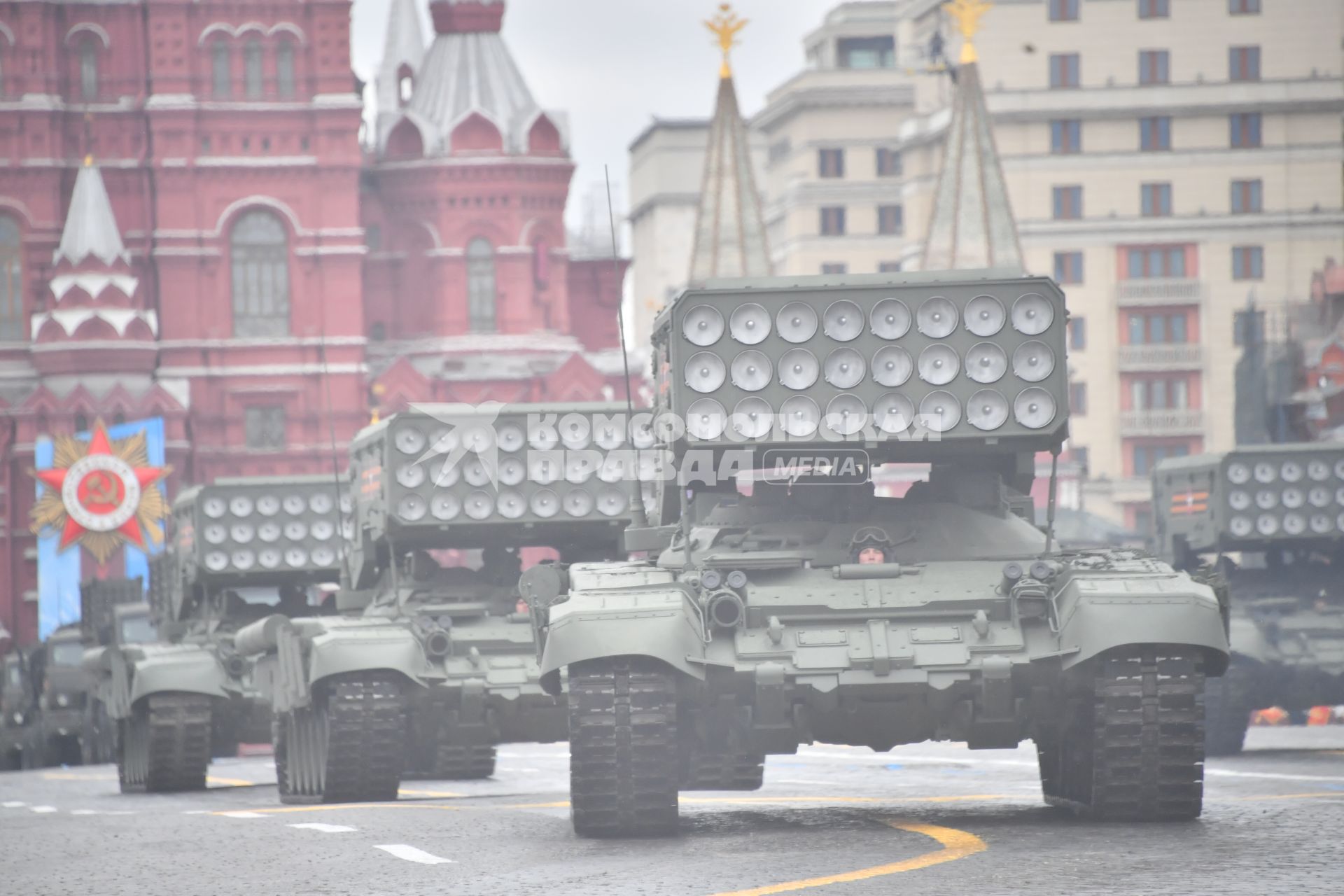 Москва. Тяжелая огнеметная система залпового огня ТОС-1А `Солнцепек` во время военного парада, посвященного 76-й годовщине Победы в Великой Отечественной войне.