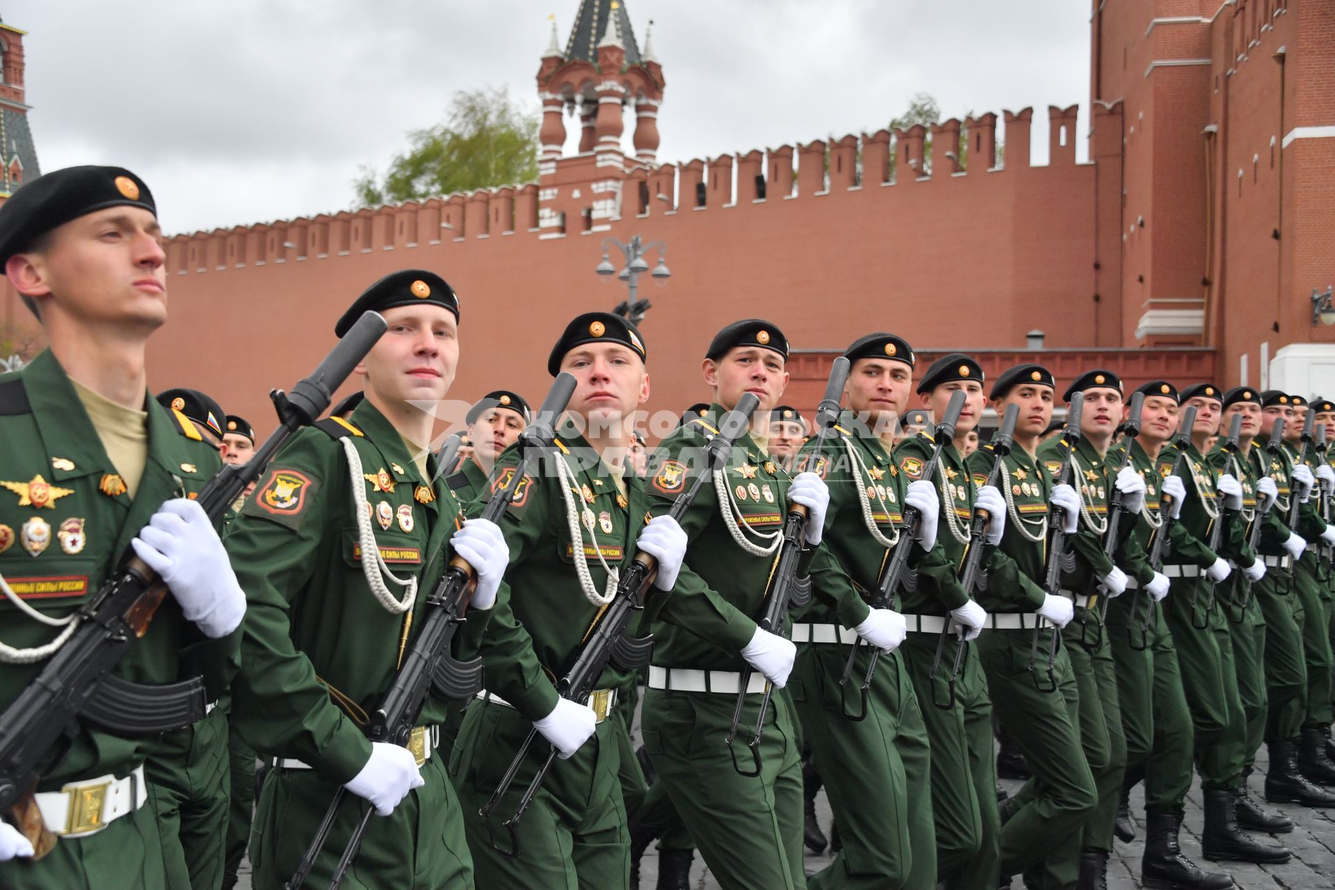 Москва. Военнослужащие 4-ой гвардейской танковой Кантемировской дивизии во время военного парада, посвященного 76-й годовщине Победы в Великой Отечественной войне.