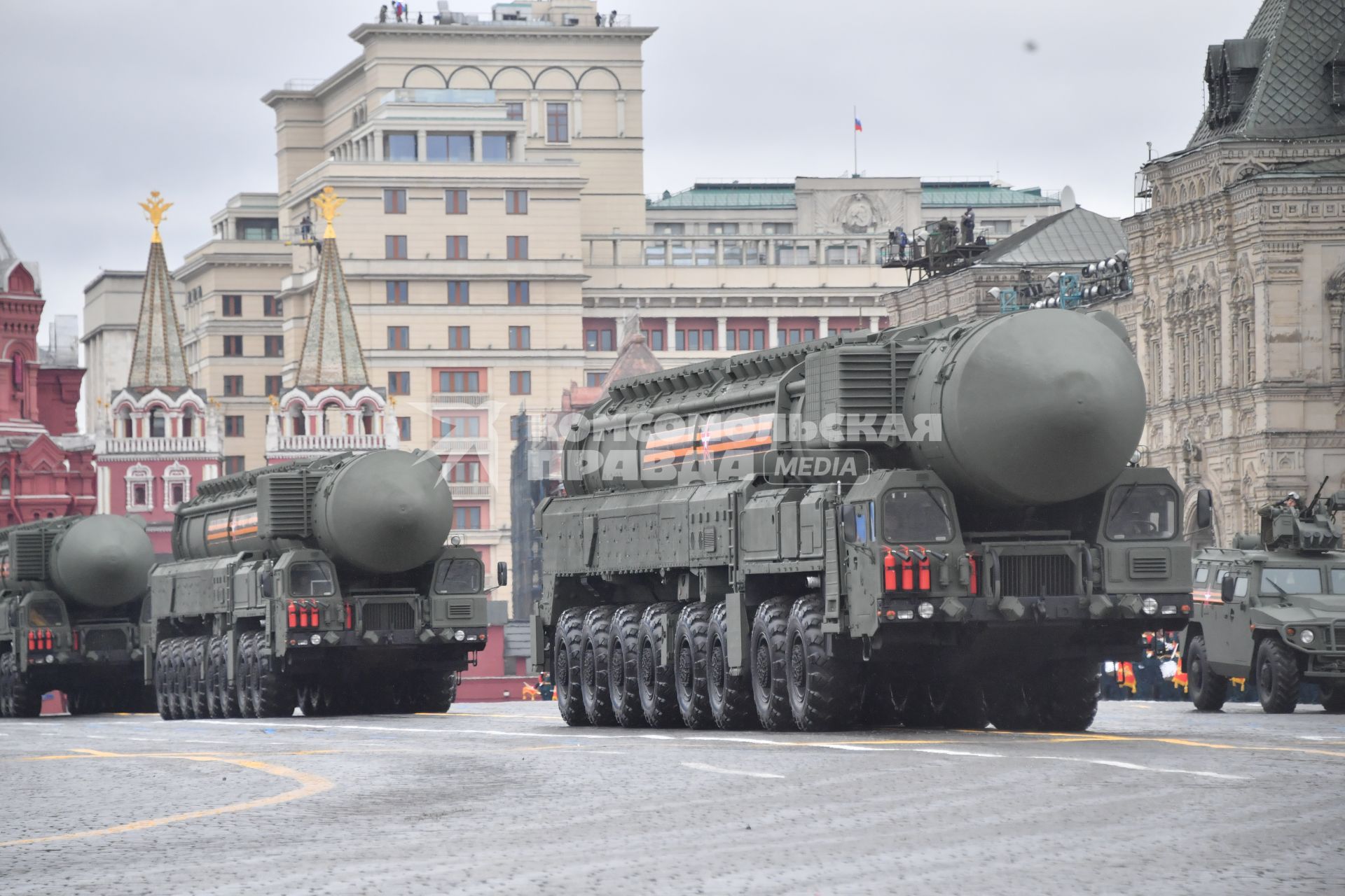 Москва. Самоходная пусковая установка подвижного грунтового ракетного комплекса (СПУ ПГРК) `Ярс` во время военного парада, посвященного 76-й годовщине Победы в Великой Отечественной войне.