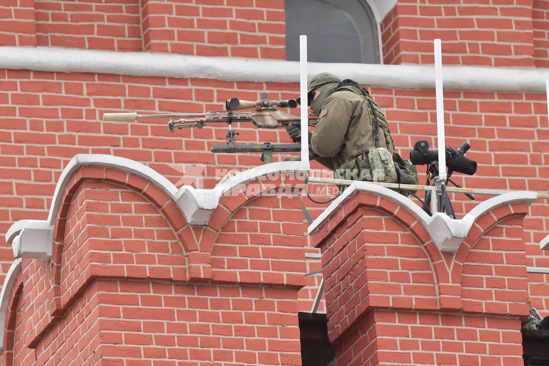 Москва. Снайпер на башне во время военного парада, посвященного 76-й годовщине Победы в Великой Отечественной войне.