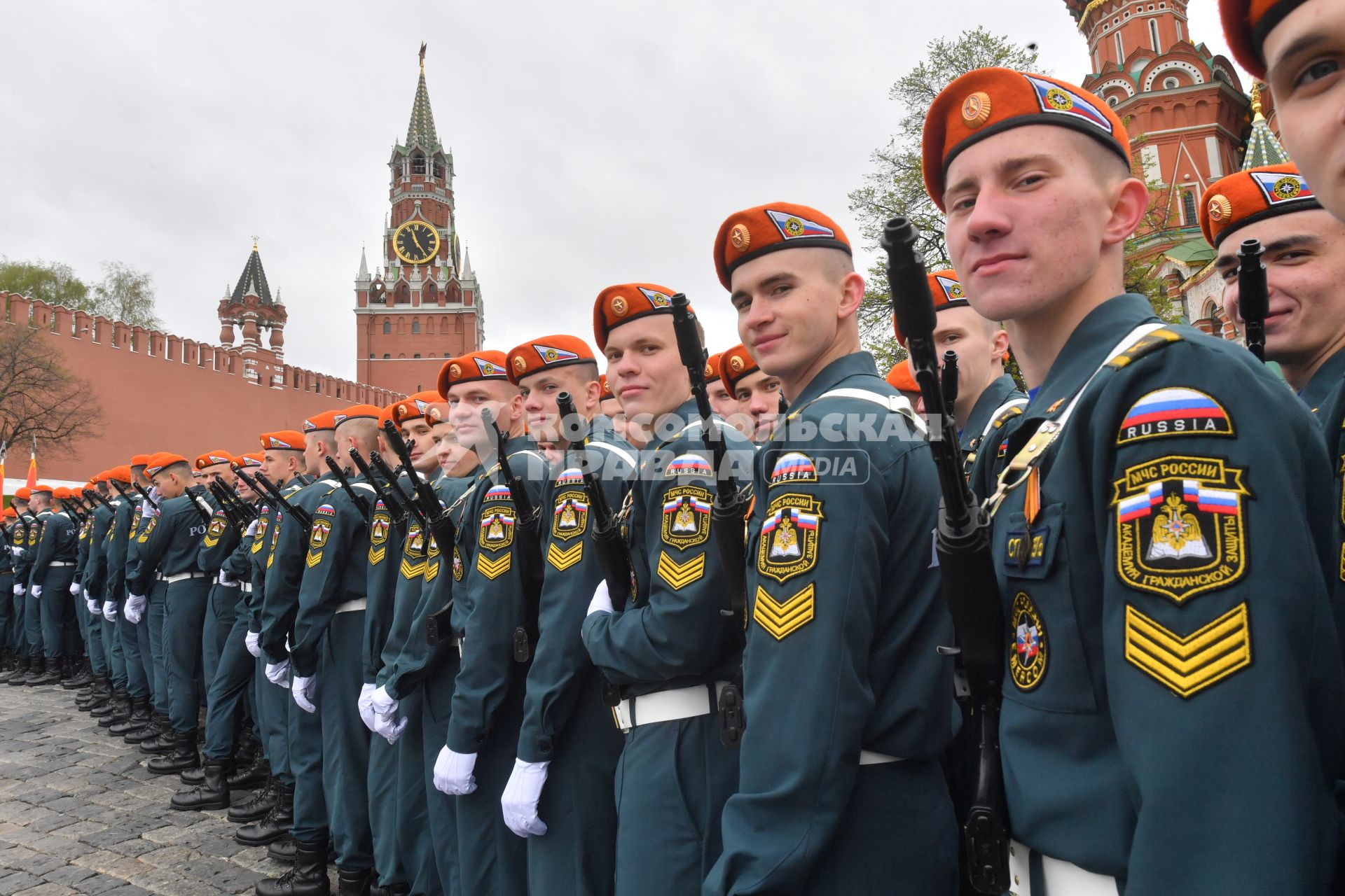 Москва. Военнослужащие МЧС во время военного парада, посвященного 76-й годовщине Победы в Великой Отечественной войне.