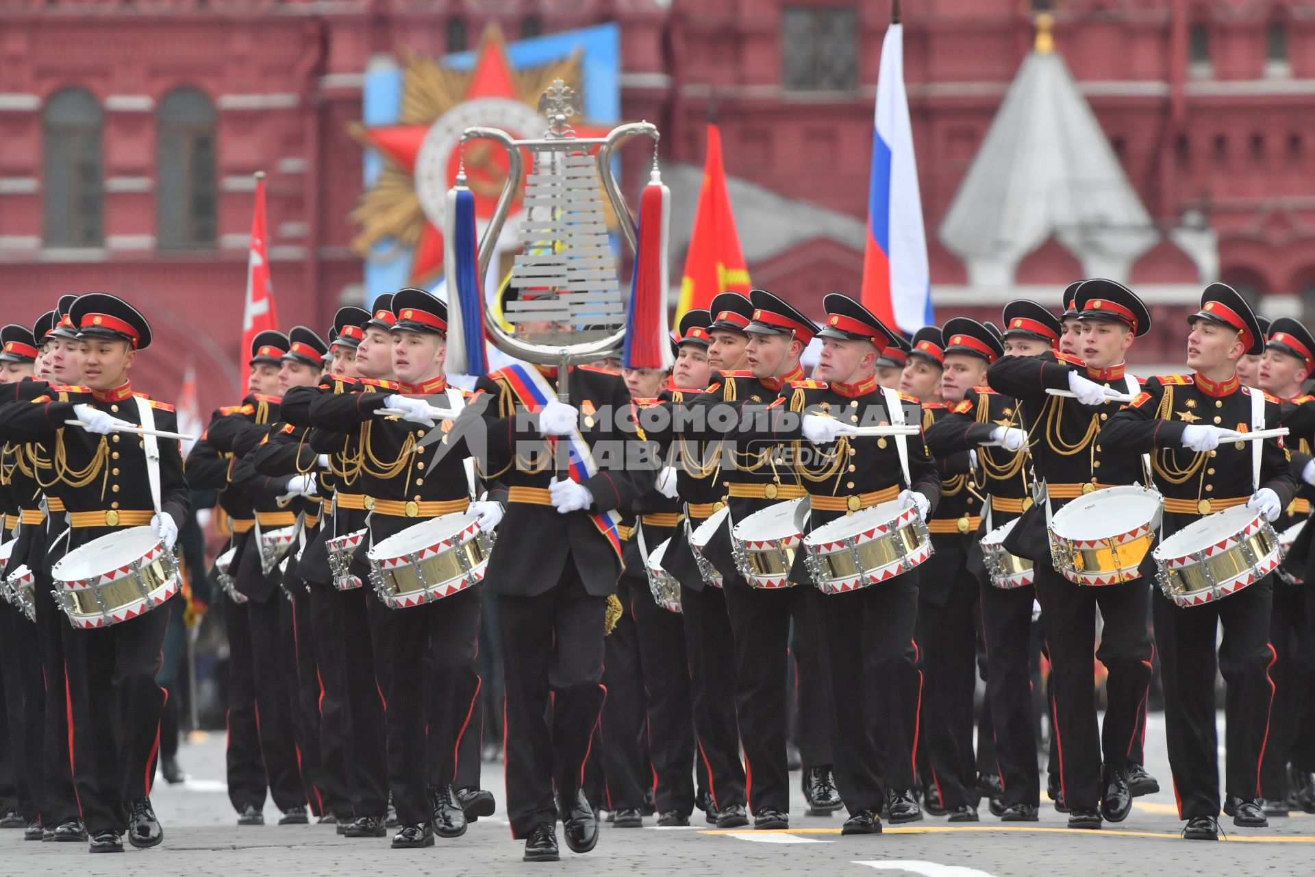 Москва. Воспитанники Московского военно-музыкального училища имени В. М. Халилова во время военного парада, посвященного 76-й годовщине Победы в Великой Отечественной войне.