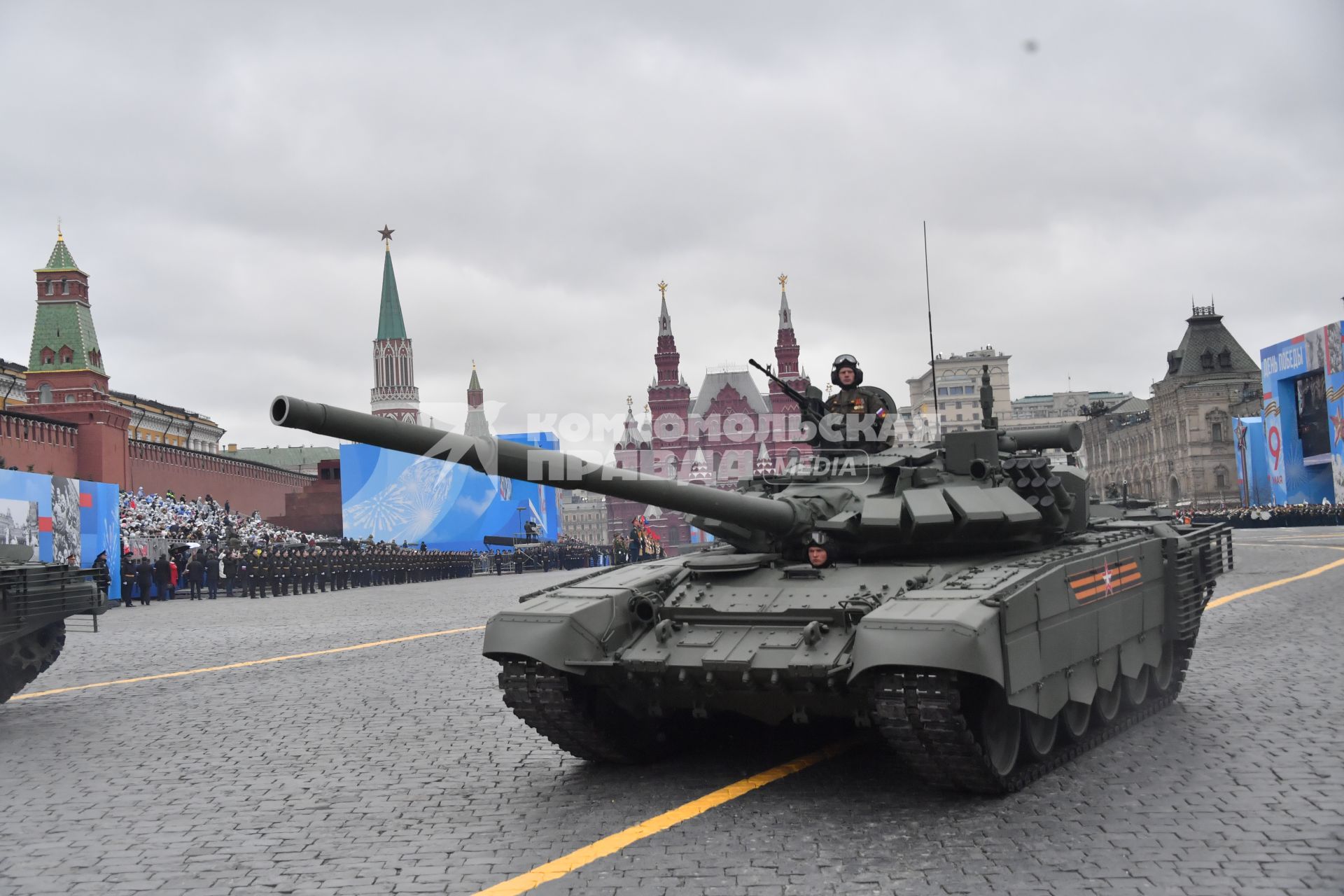 Москва. Танк Т-72Б3 во время военного парада, посвященного 76-й годовщине Победы в Великой Отечественной войне.