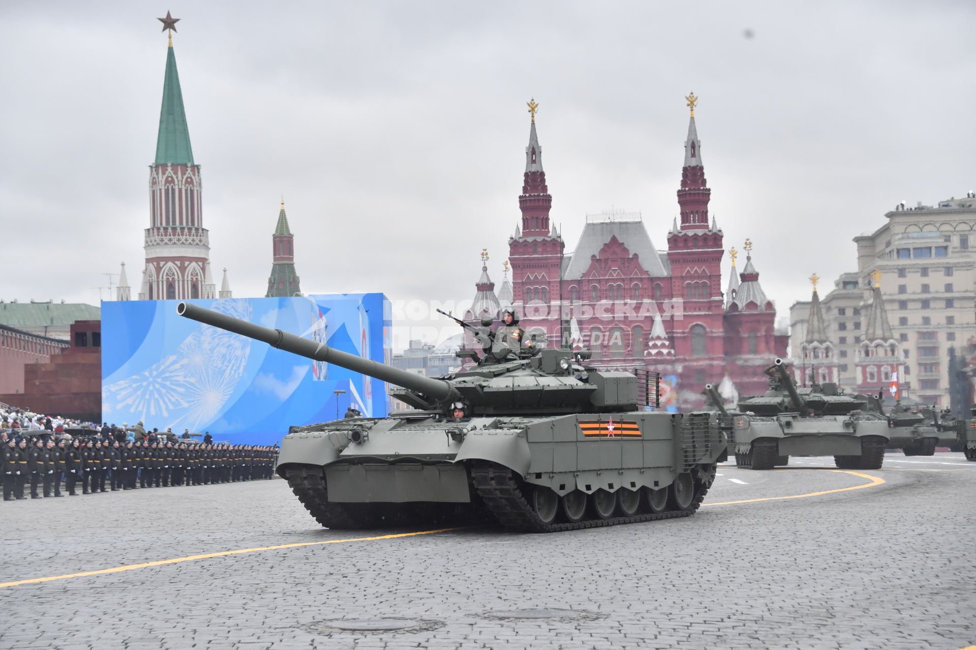 Москва. Танки Т-90М `Прорыв` во время военного парада, посвященного 76-й годовщине Победы в Великой Отечественной войне.