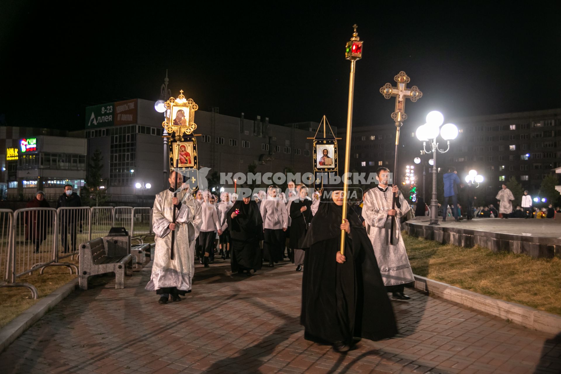 Красноярск. Пасхальная заутреня в Храме Рождества Христова. Крестный ход.