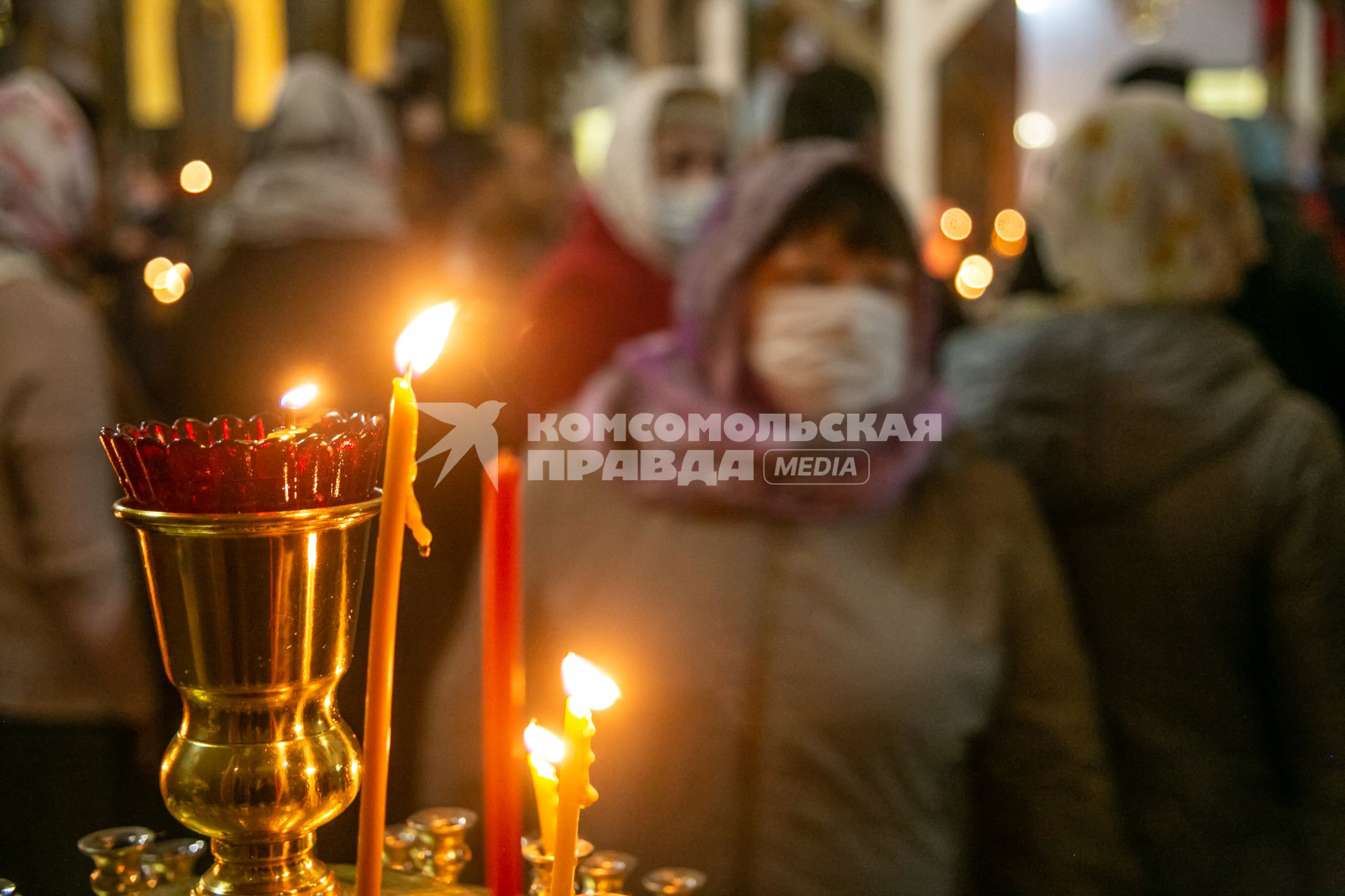 Красноярск. Пасхальная заутреня в Храме Рождества Христова.