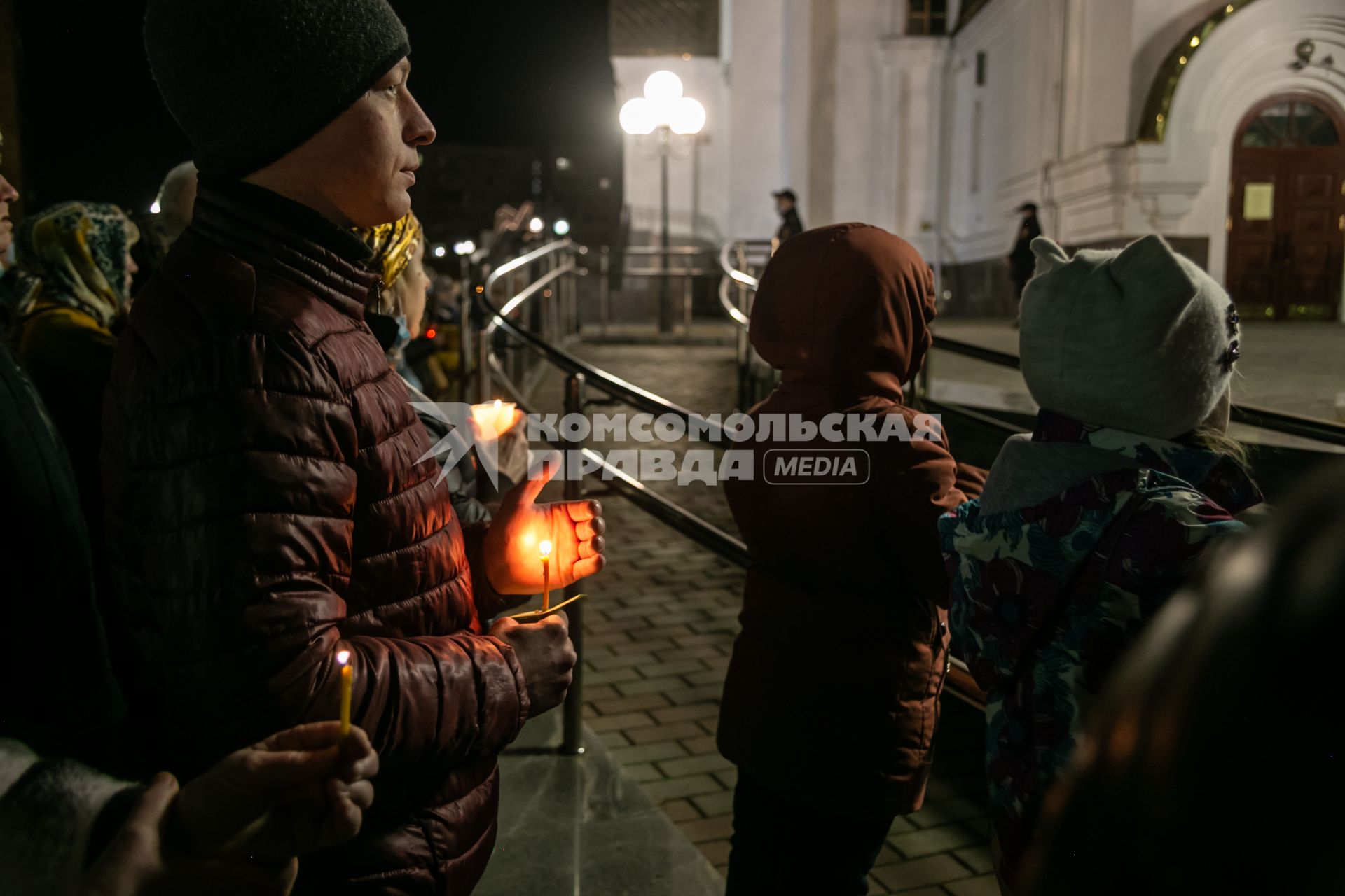 Красноярск. Пасхальная заутреня в Храме Рождества Христова. Крестный ход.